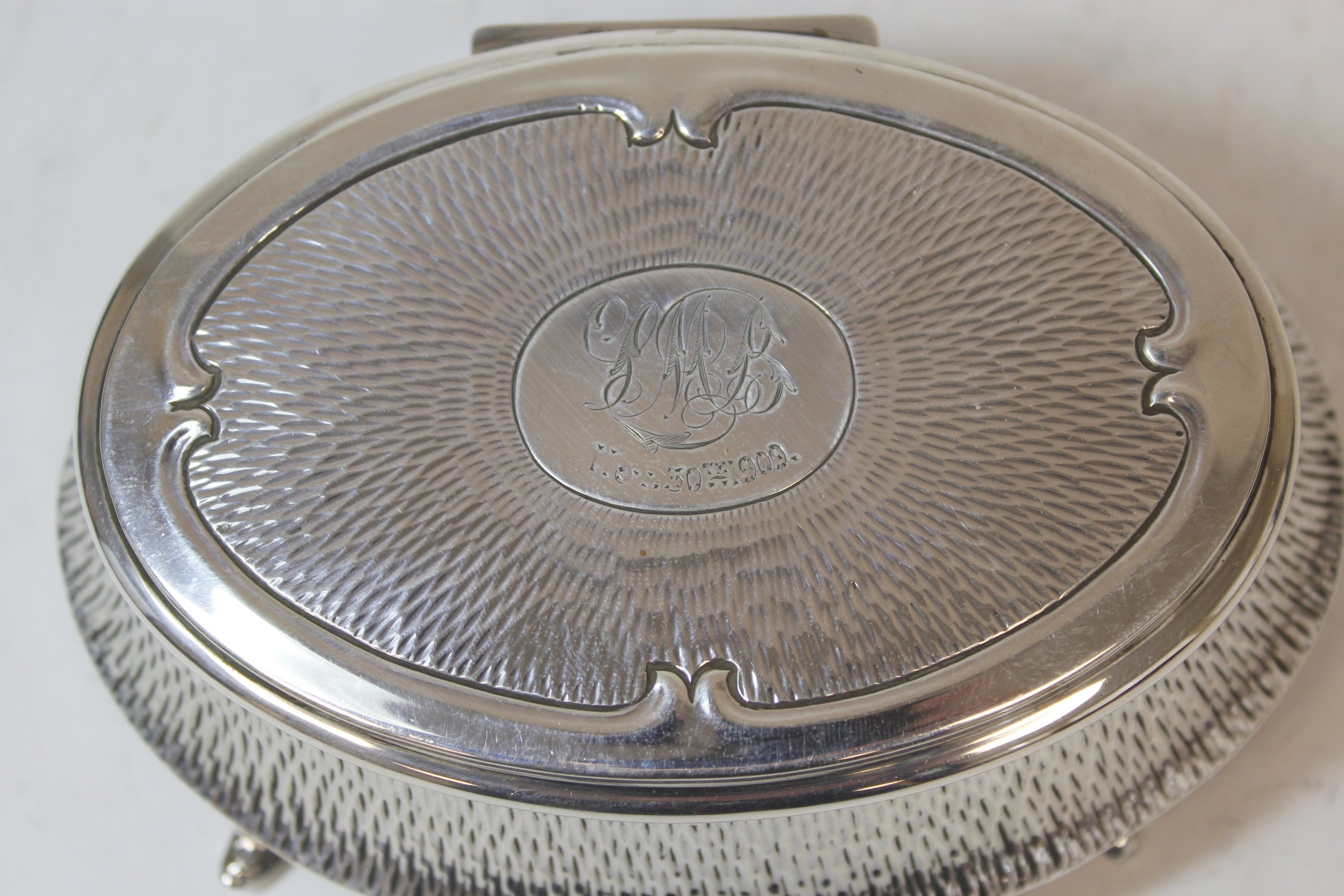 Silver oval bijouterie box, hammered, monogramed and dated 1909, by Zimmermans, Birmingham 1908. - Image 4 of 6