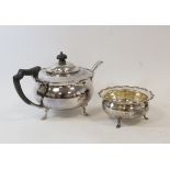 Silver circular tea pot with shaped moulded edge and the sugar bowl, Sheffield 1919, 724g.