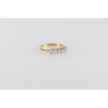 18ct gold diamond five stone dress ring, size M, 3.0g