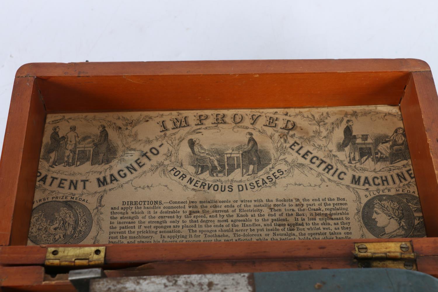 Improved Patent Magneto-Electric Machine with paper label to the box interior, 22cm long - Image 2 of 5