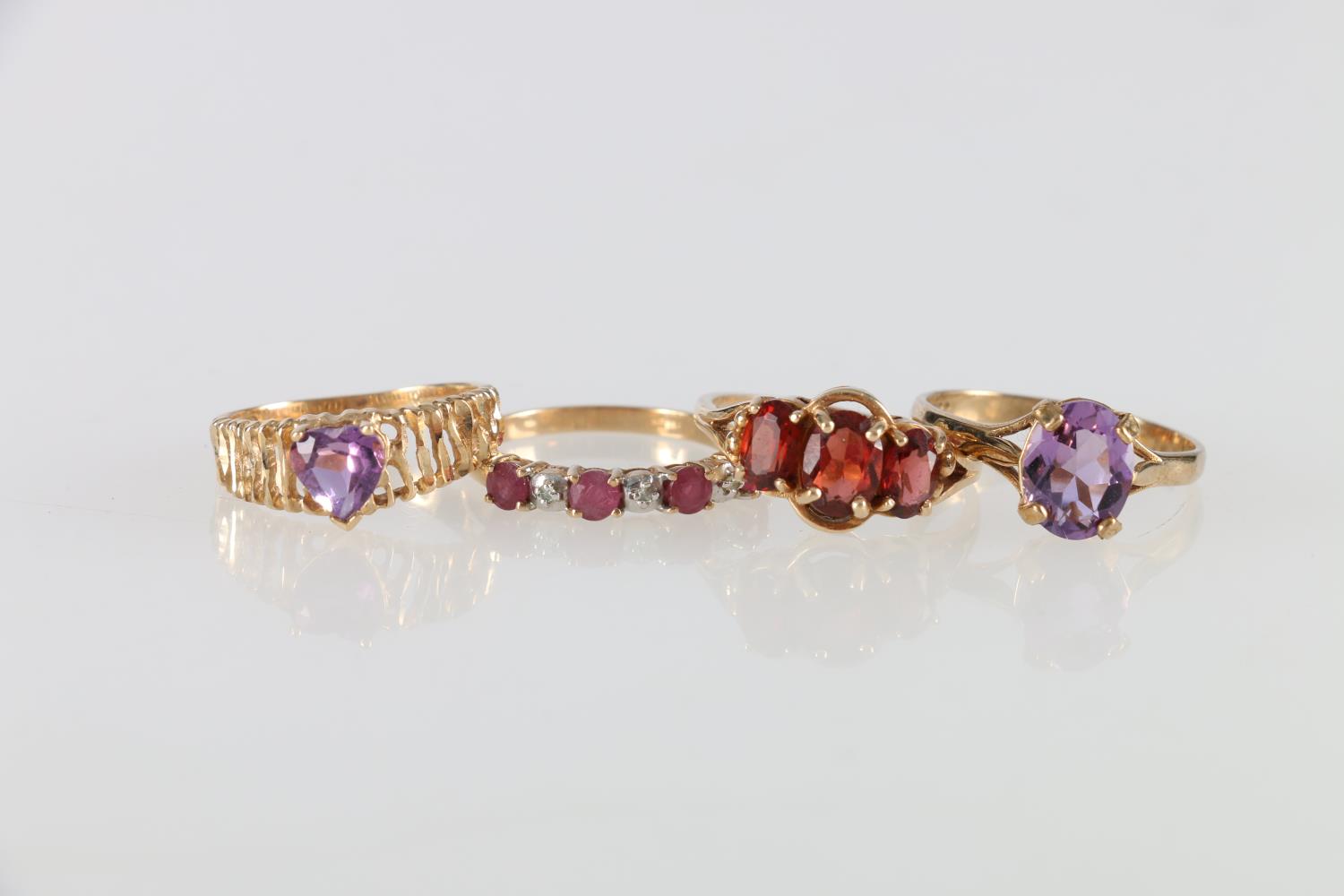 9ct gold dress ring set with faceted amethyst, size P, 2.0g, 10kt gold dress ring with pierced