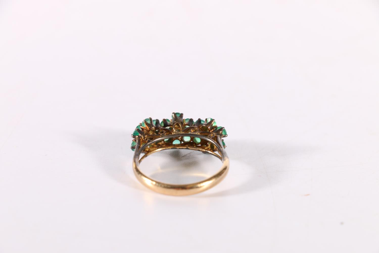 18ct gold green hardstone cluster ring, ring size O, 3.0g - Image 2 of 2