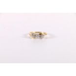 18ct yellow gold diamond three stone ring, the three diamonds arranged in a crossover setting,