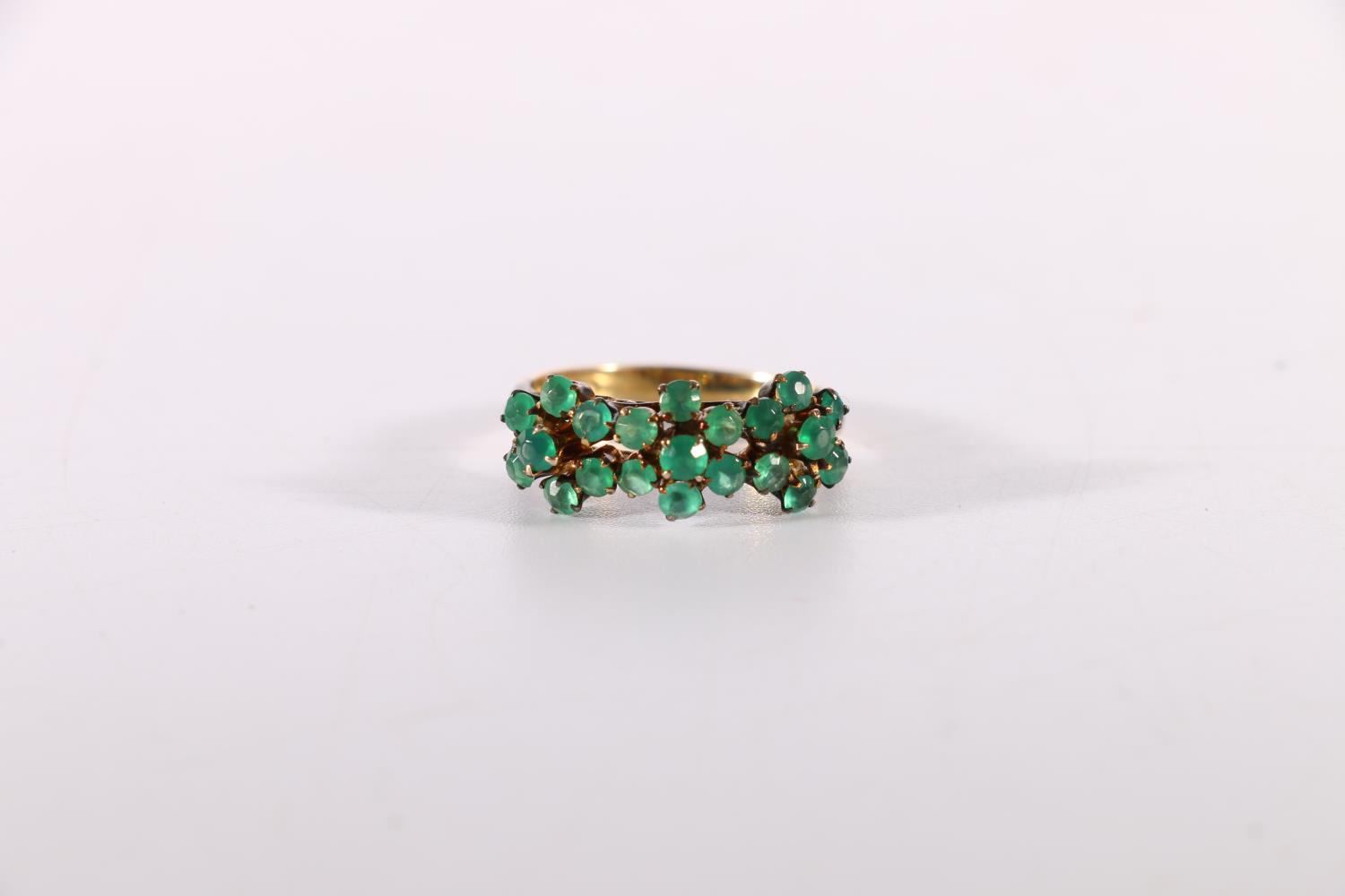 18ct gold green hardstone cluster ring, ring size O, 3.0g