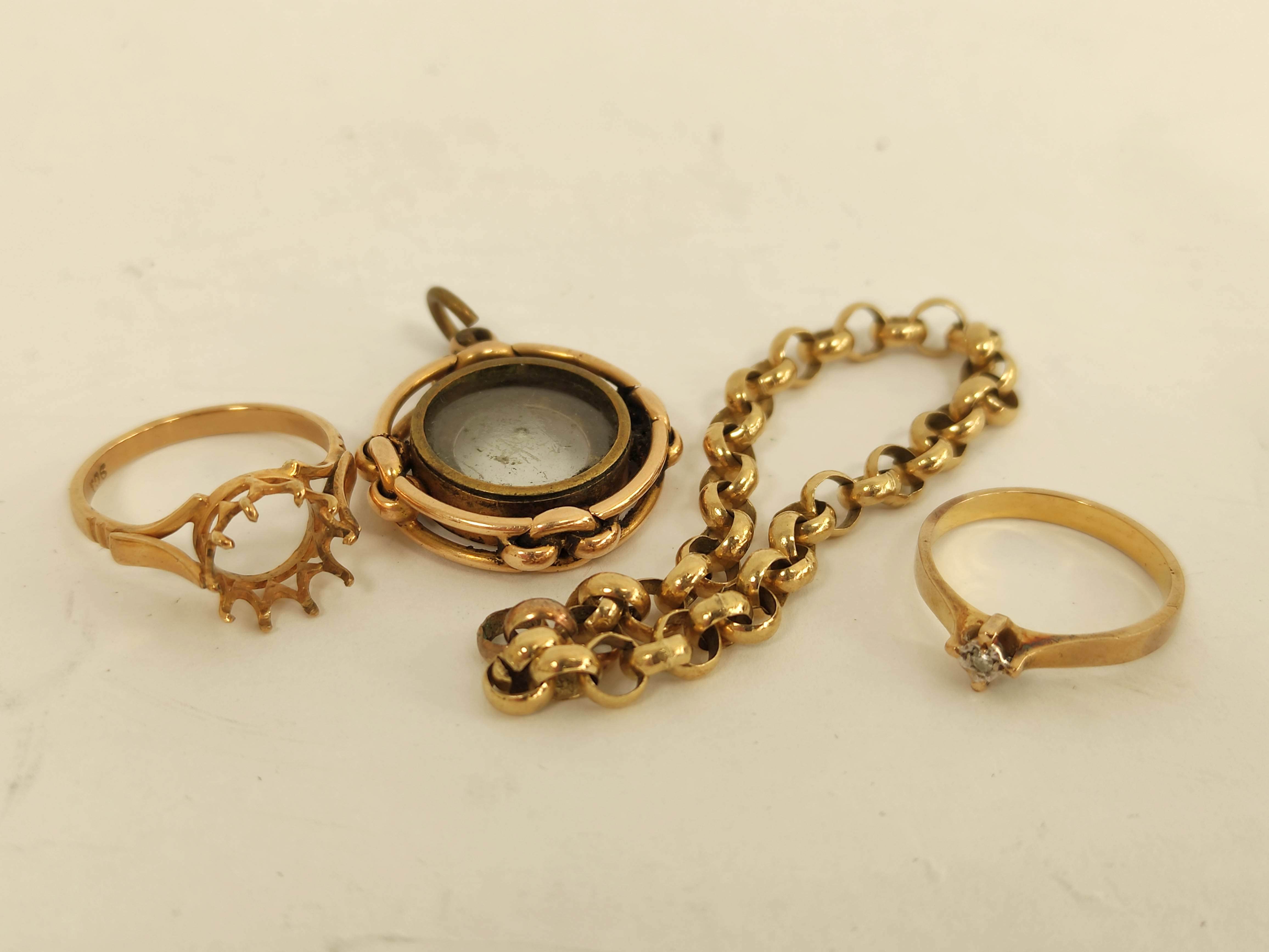 15ct gold compass charm, two rings and a piece of chain. 18g gross. - Image 2 of 6