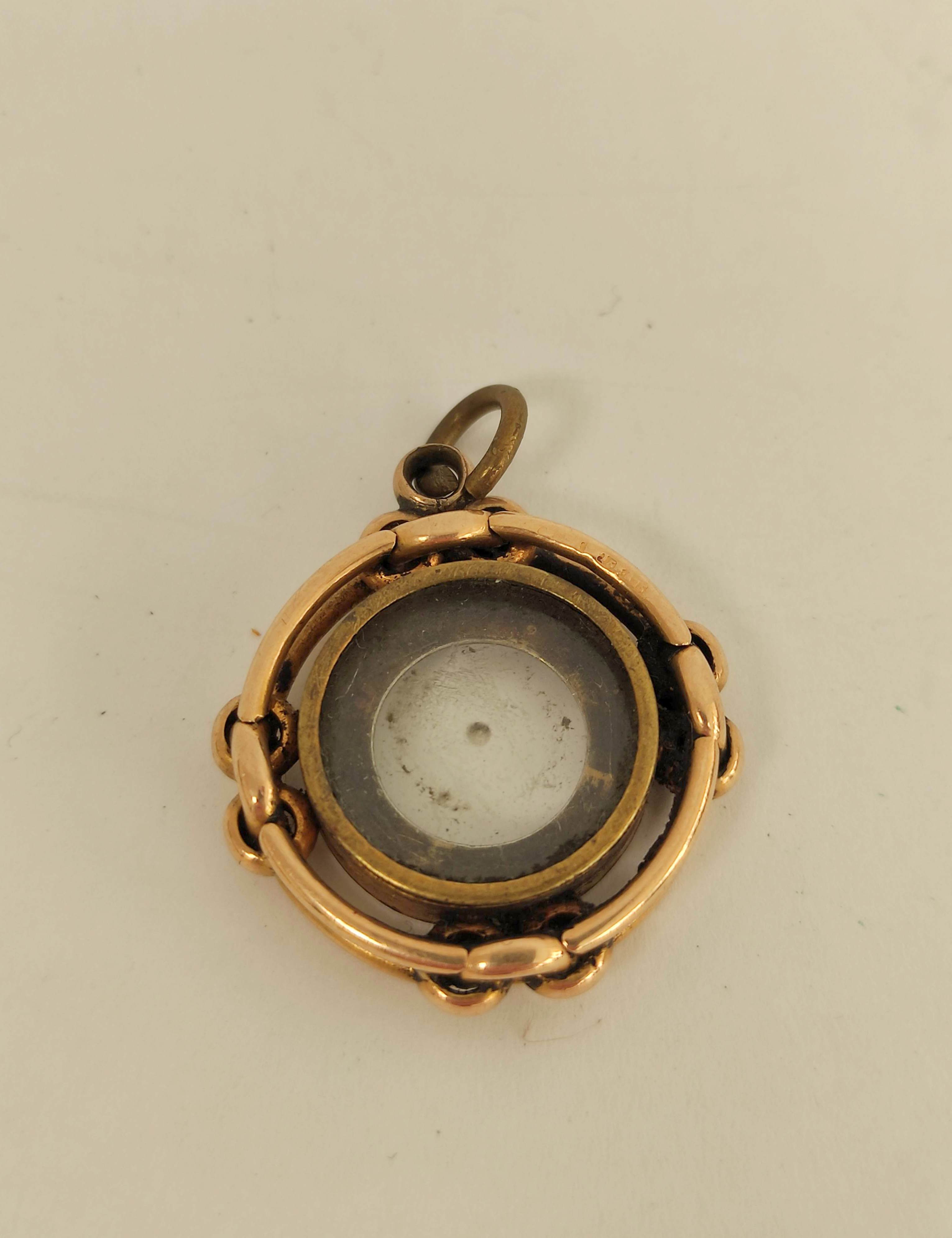 15ct gold compass charm, two rings and a piece of chain. 18g gross. - Image 3 of 6