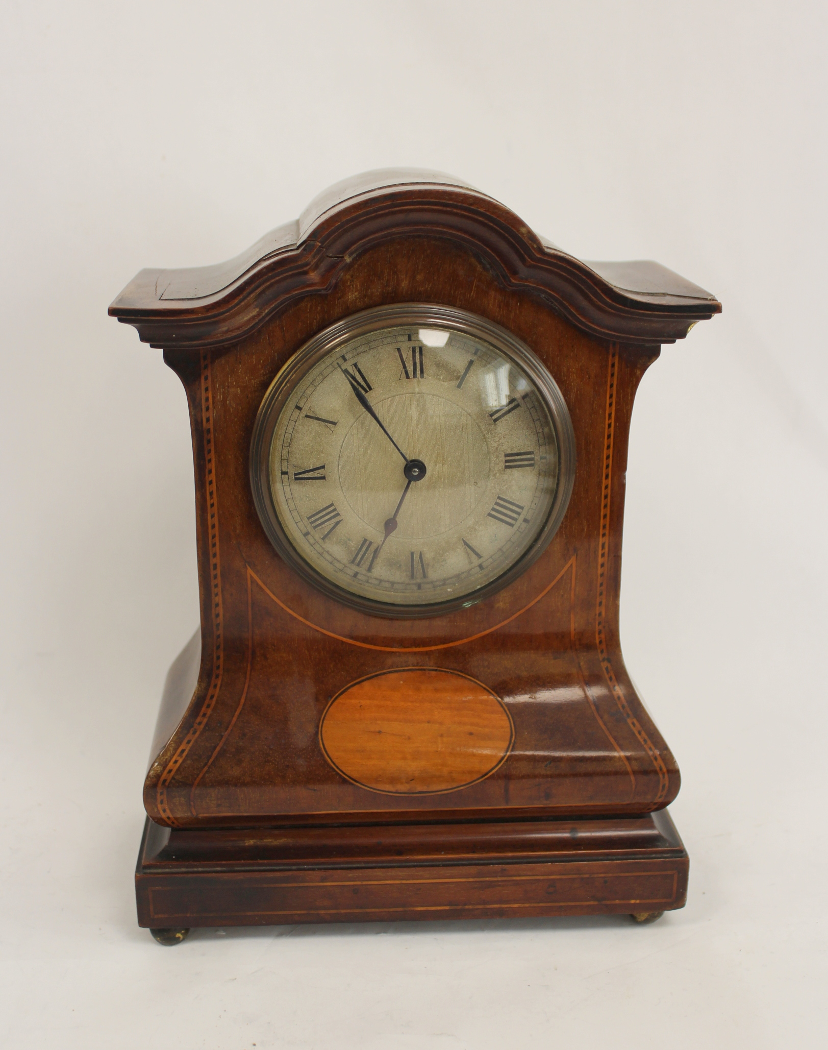 Bureau mantel timepiece, platform lever, with silvered dial in inlaid mahogany case of bombe