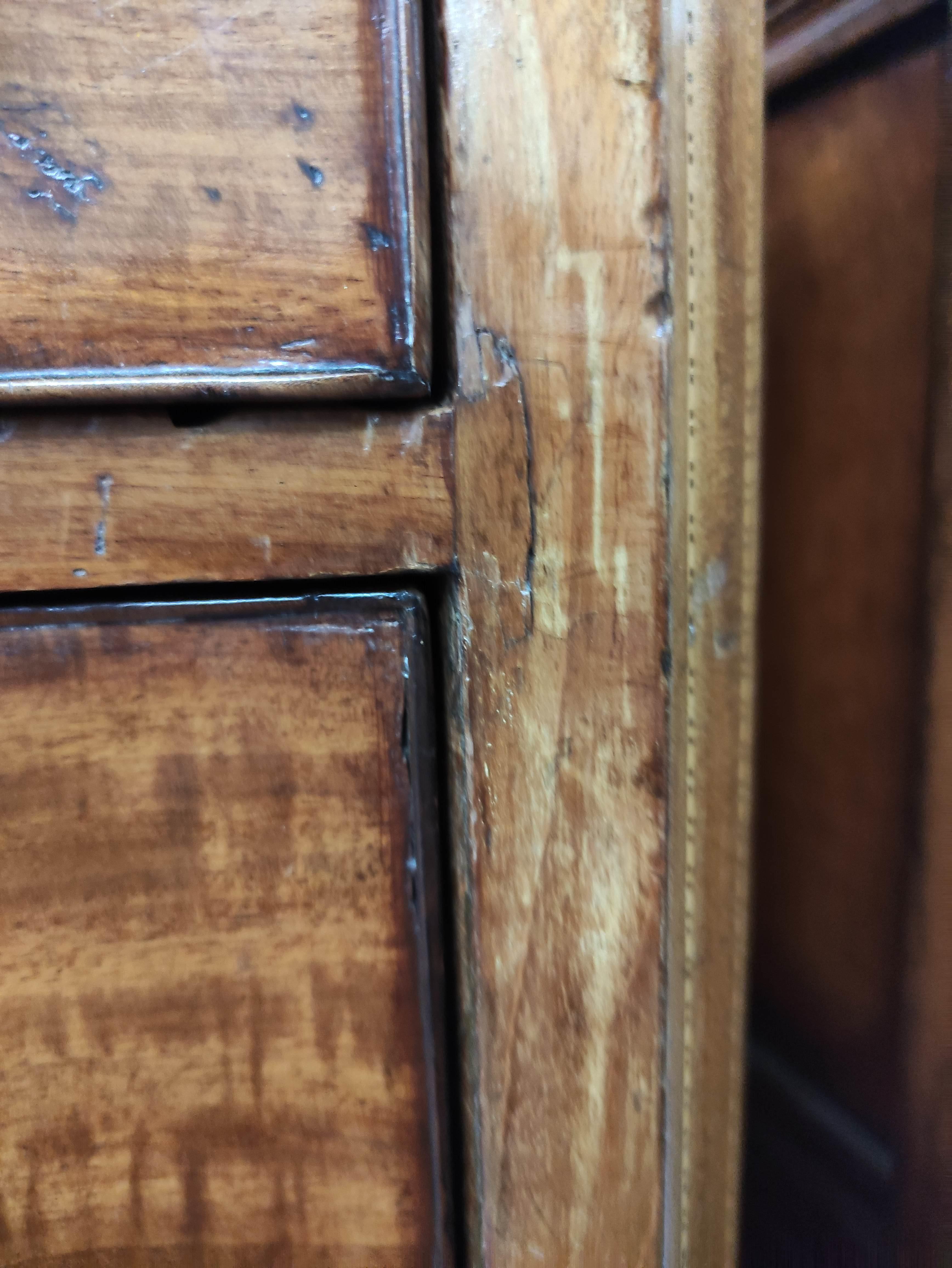 George III mahogany serpentine chest of drawers with four graduated drawers, decorated with - Image 11 of 12