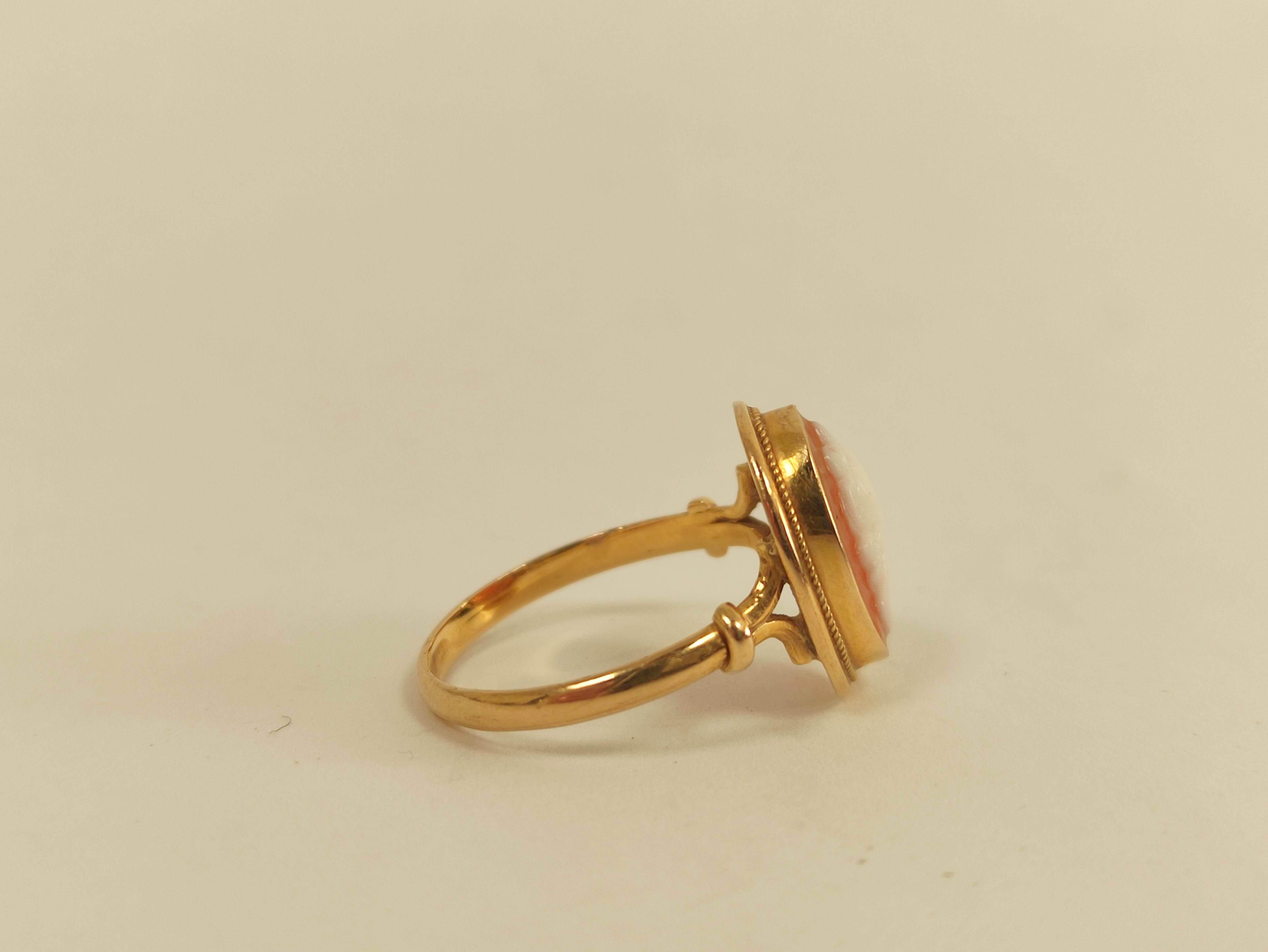 Cameo ring in gold '750'. Size 'J½'. - Image 2 of 4