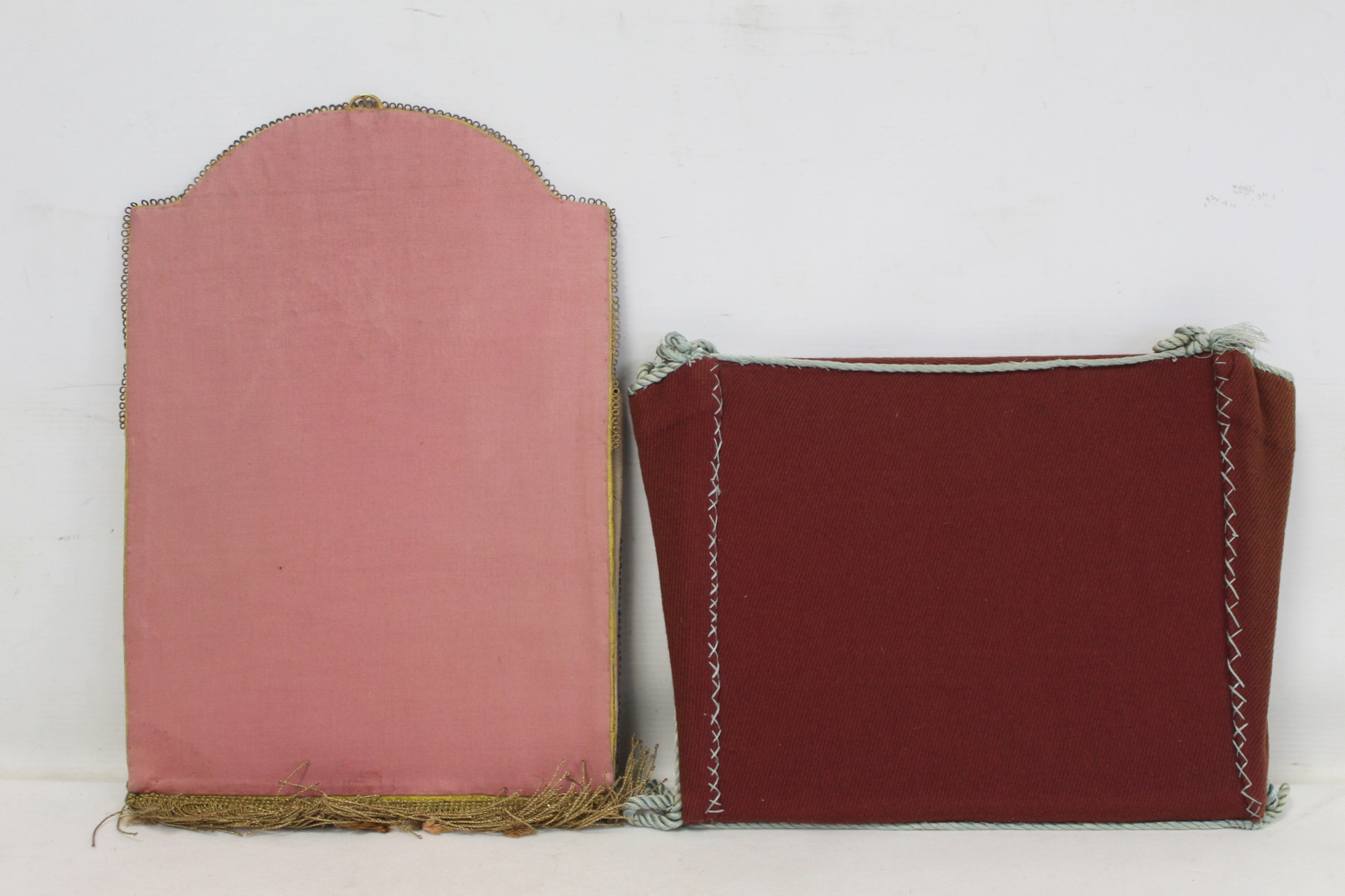 Georgian silk and damask wall pocket of rectangular form with arched top, floral and foliate - Image 4 of 4