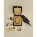 Silver gilt medal 'Sweet Pea Society, 1909', a snuff bottle modelled as a parrot and various