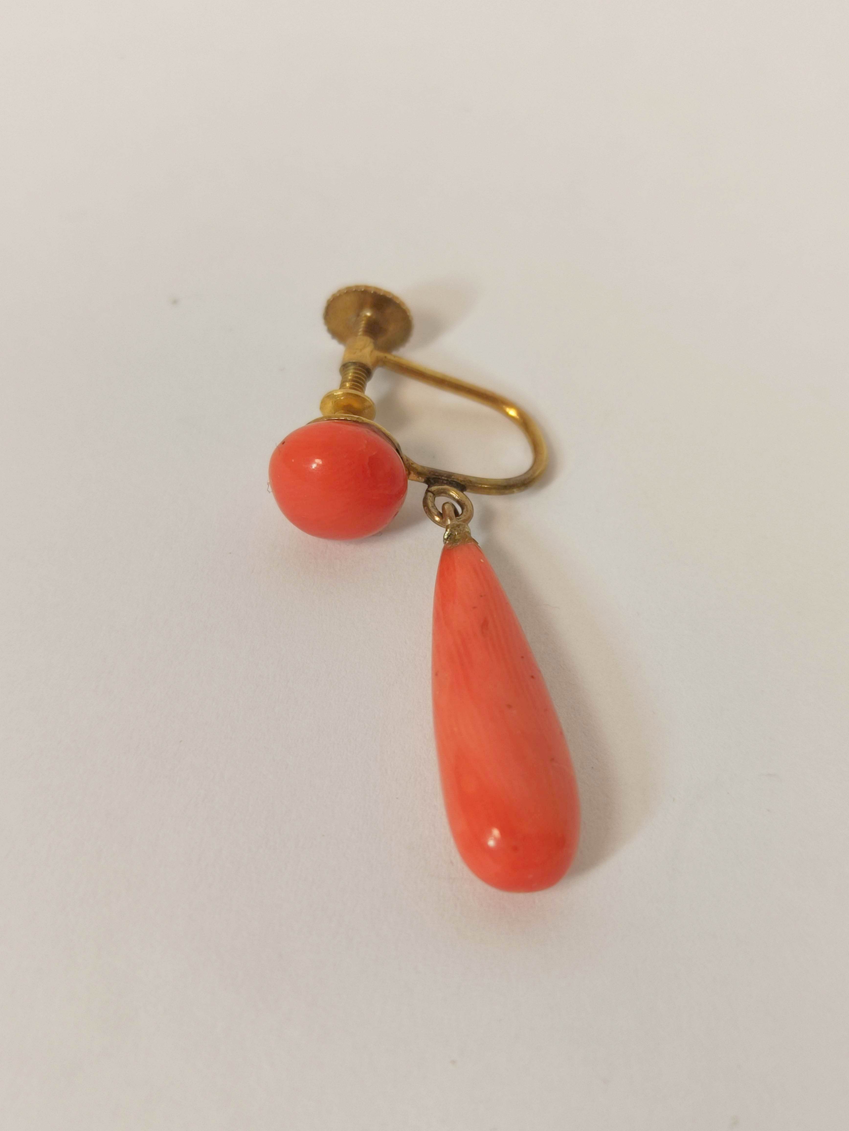 Pair of coral drop earrings and another pair, buttons, in gold '9ct'. - Image 3 of 3