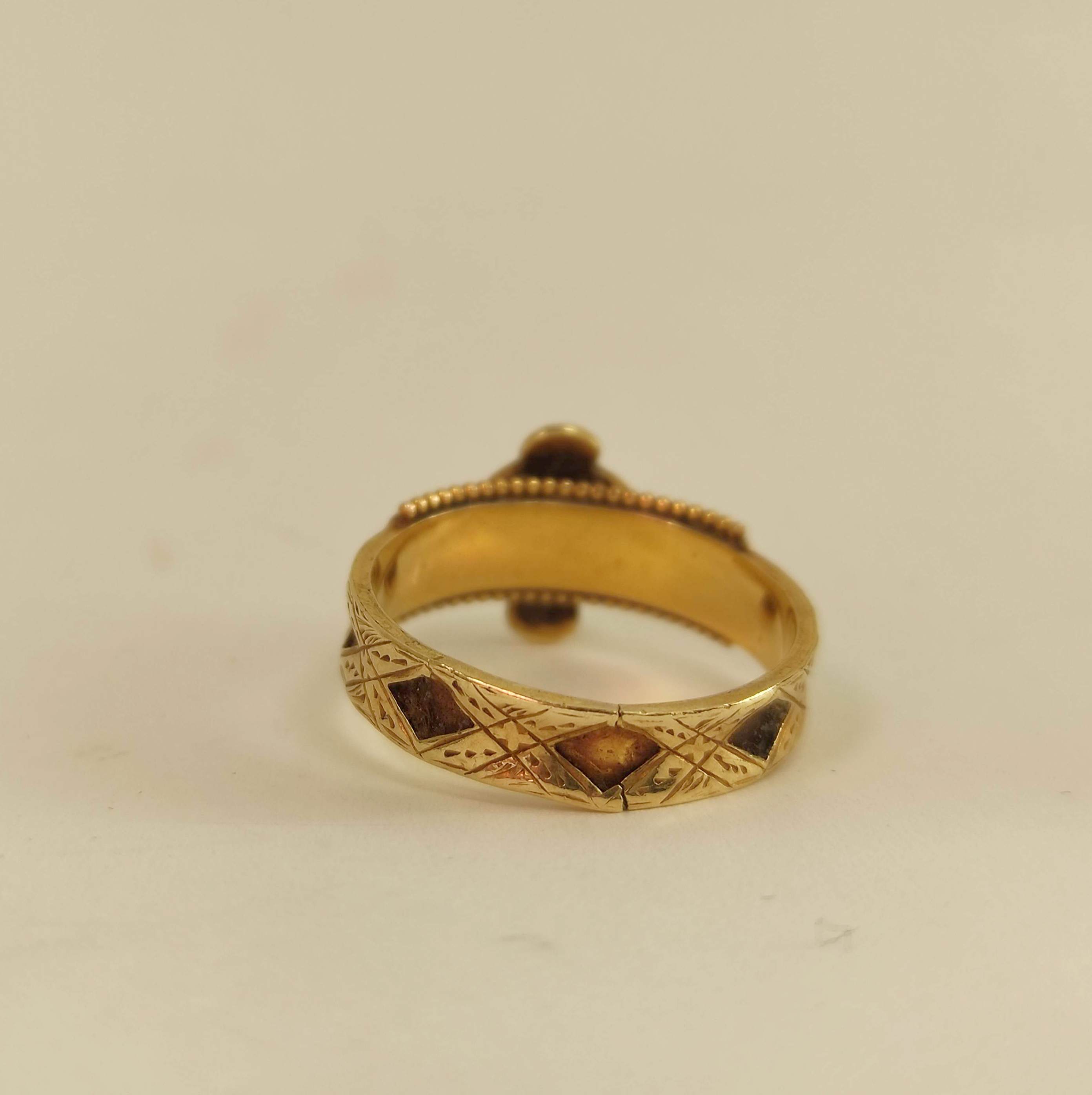 Victorian 15ct gold mourning ring, Chester 1895. Size 'O'. - Image 3 of 4