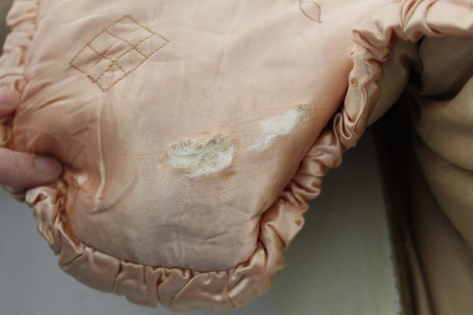 Early 20th century eiderdown of peach satin quilted and embroidered decoration, cotton backed, - Image 7 of 7