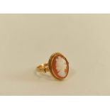 Cameo ring in gold '750'. Size 'J½'.
