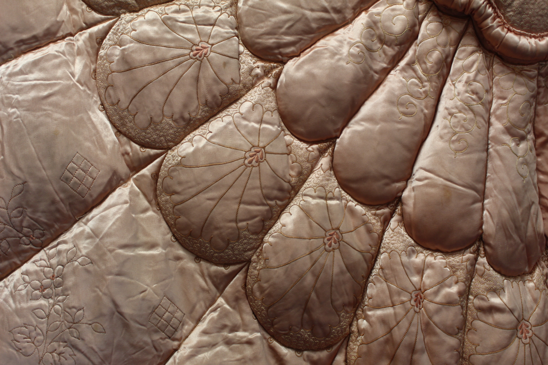 Early 20th century eiderdown of peach satin quilted and embroidered decoration, cotton backed, - Image 5 of 7