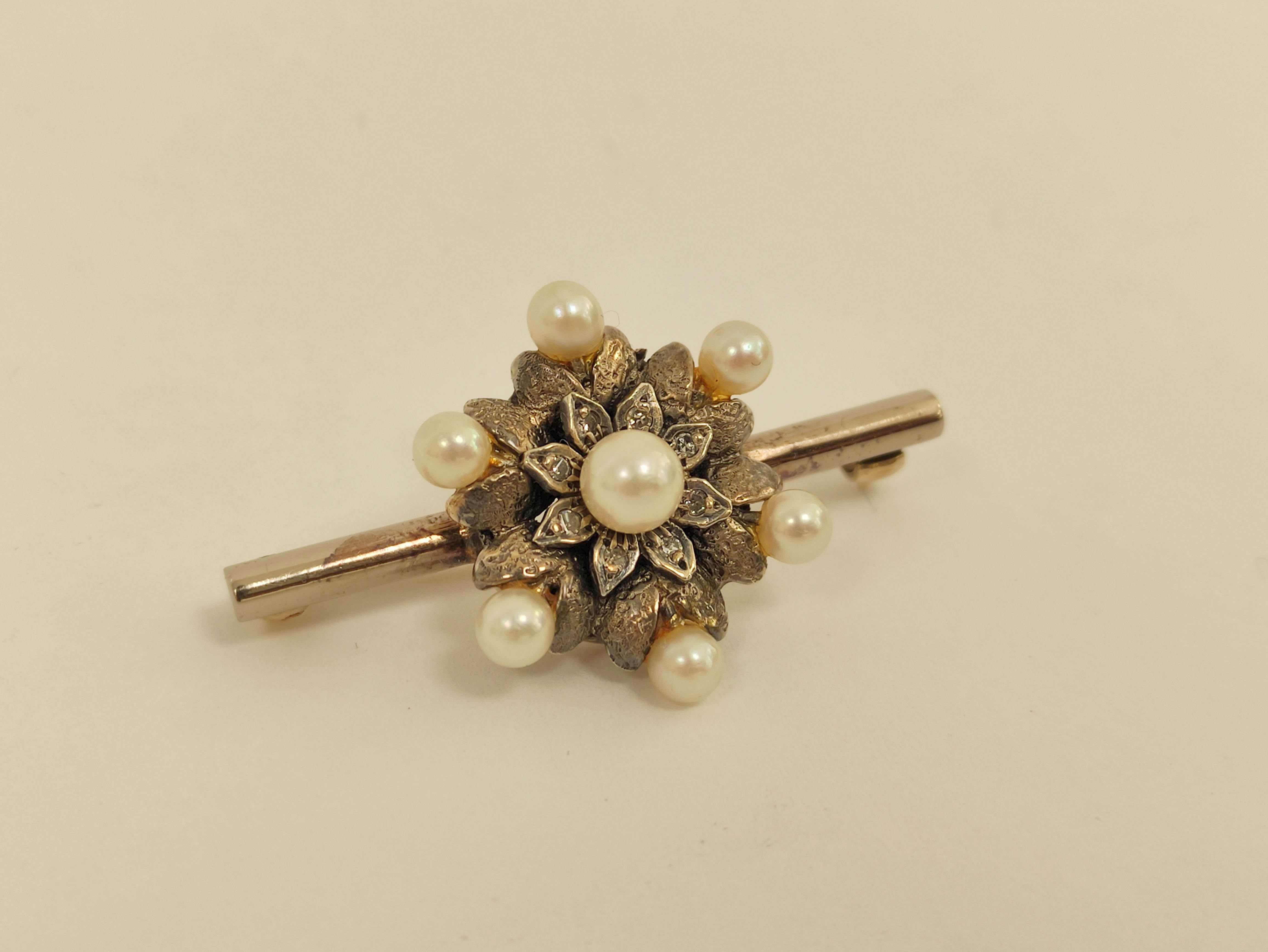 Gold brooch with pearls and eight cut diamonds in silver. 7g. - Image 2 of 3