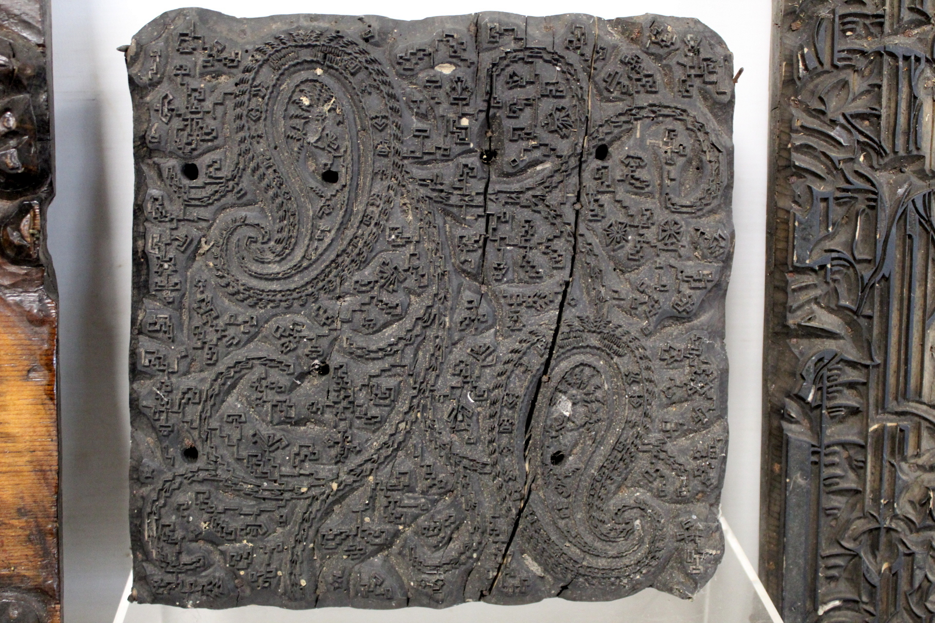 Five various 19th century wooden textile printing blocks: one of square form with paisley pattern - Image 2 of 9