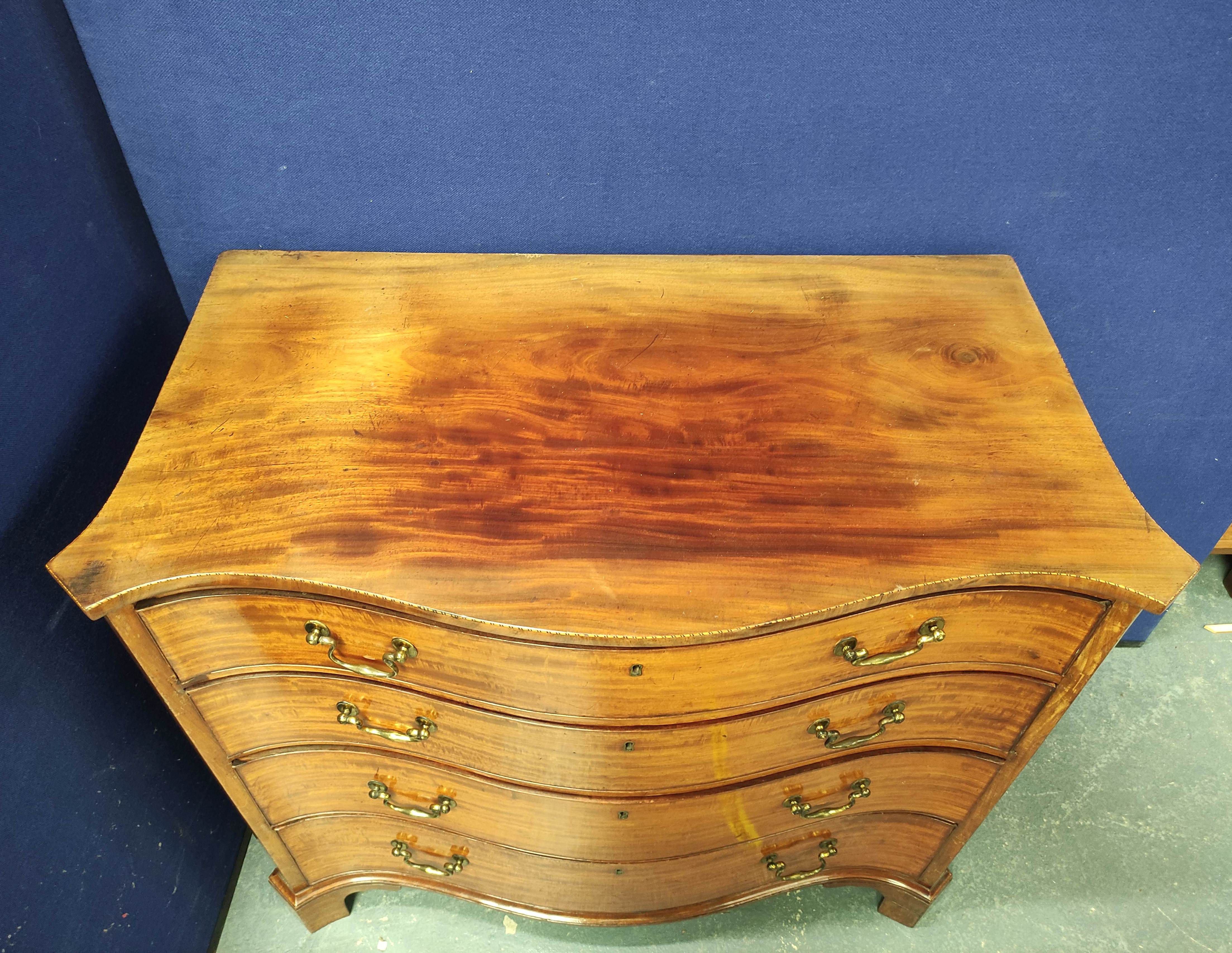 George III mahogany serpentine chest of drawers with four graduated drawers, decorated with - Image 2 of 12