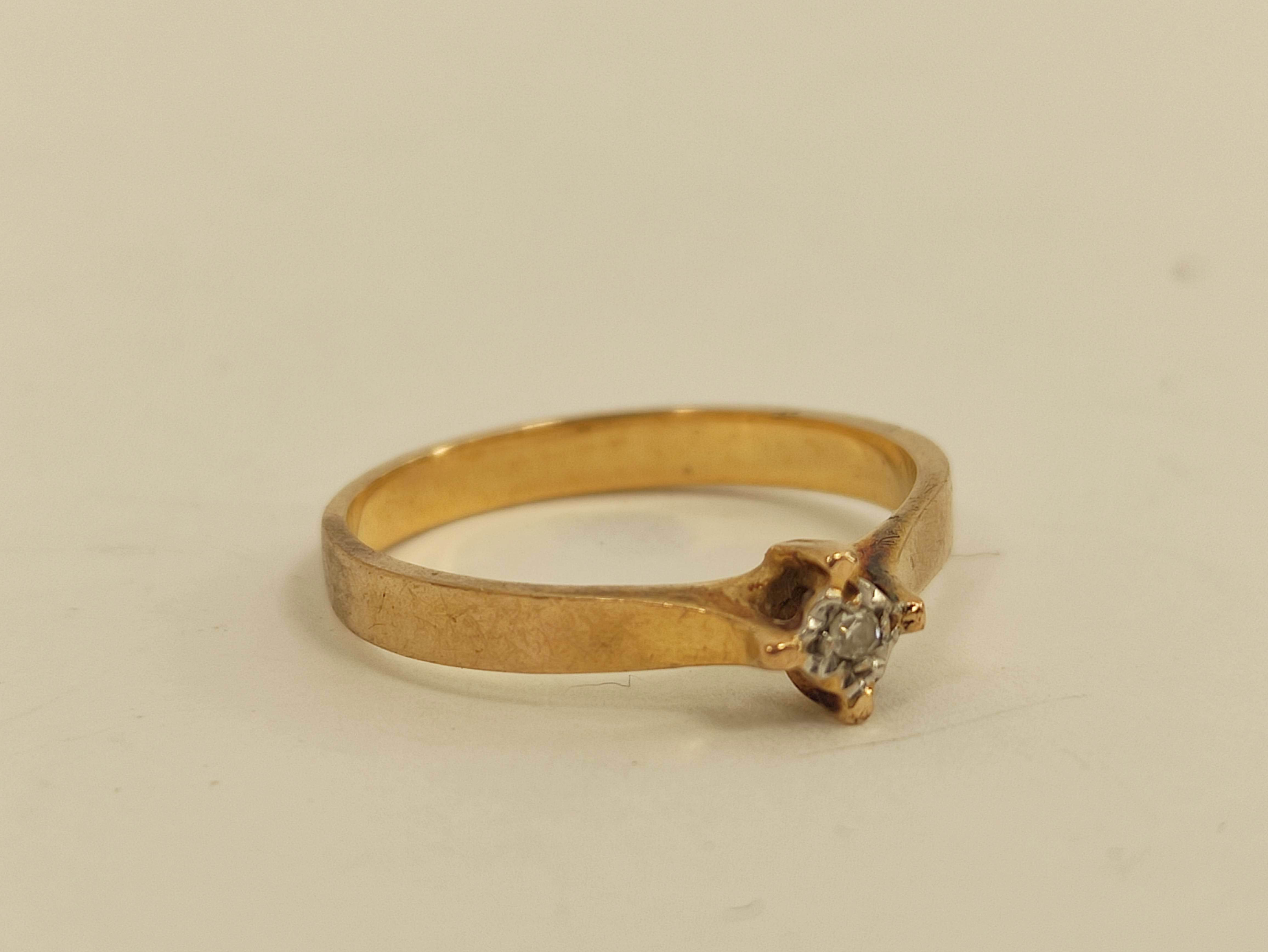 15ct gold compass charm, two rings and a piece of chain. 18g gross. - Image 5 of 6