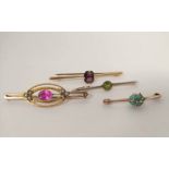 Gold bar brooch with peridot collet '15' and three others. (4).