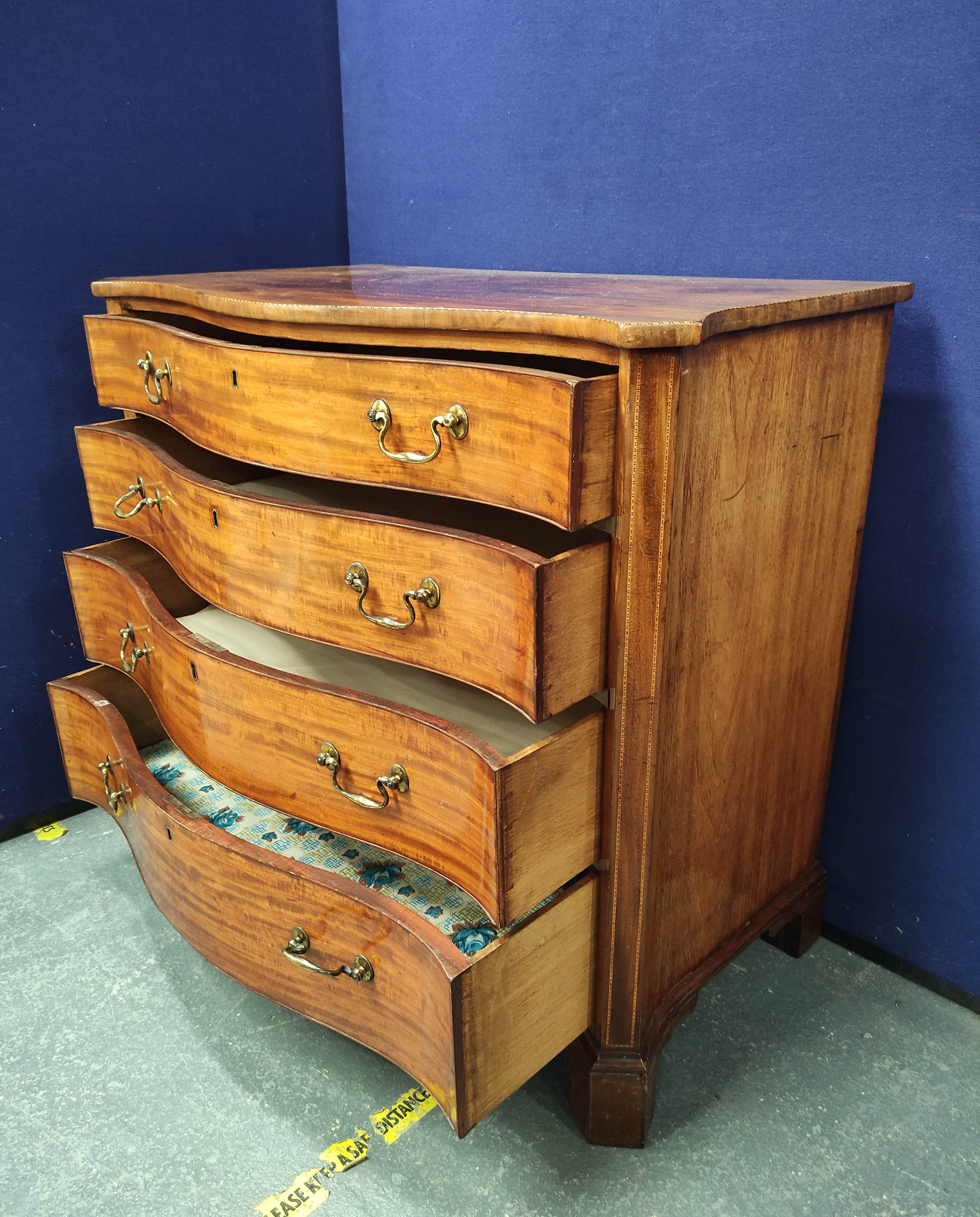 George III mahogany serpentine chest of drawers with four graduated drawers, decorated with - Image 7 of 12