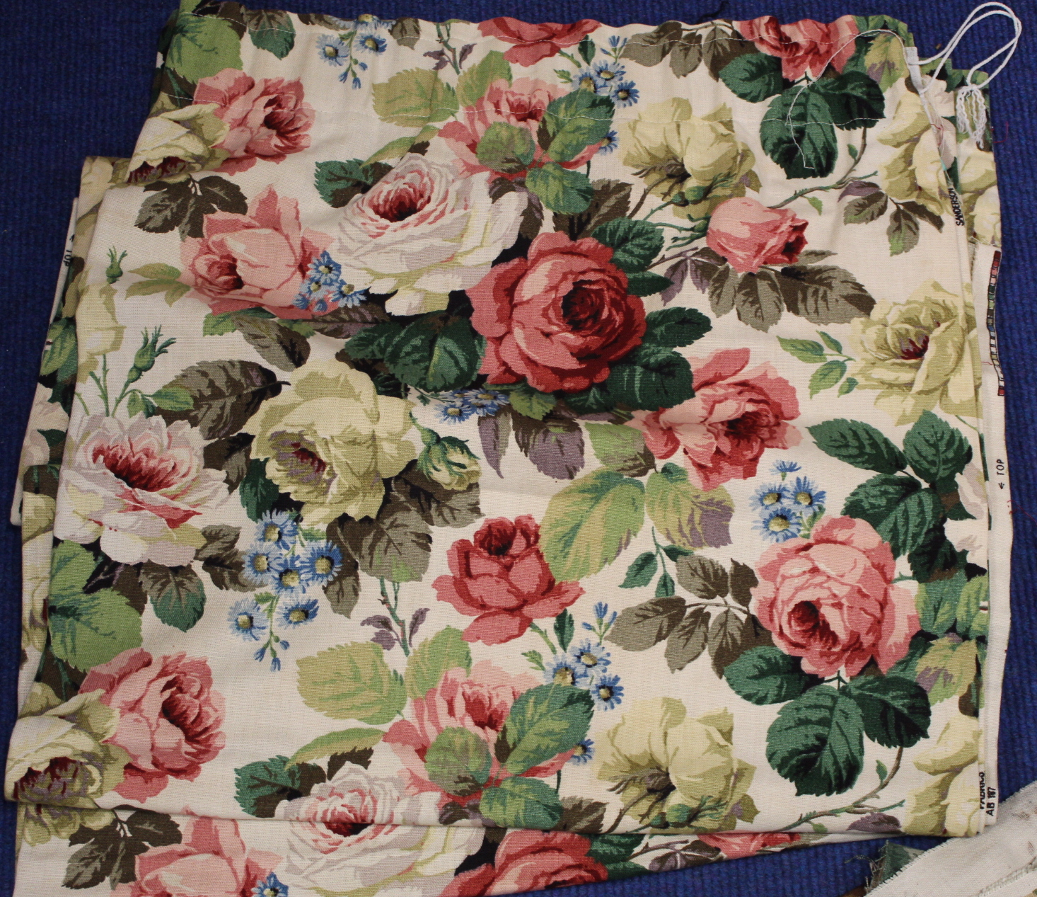 Vintage furnishing textiles: Five rolls of Sanderson printed linen: three with floral decoration - Image 4 of 6