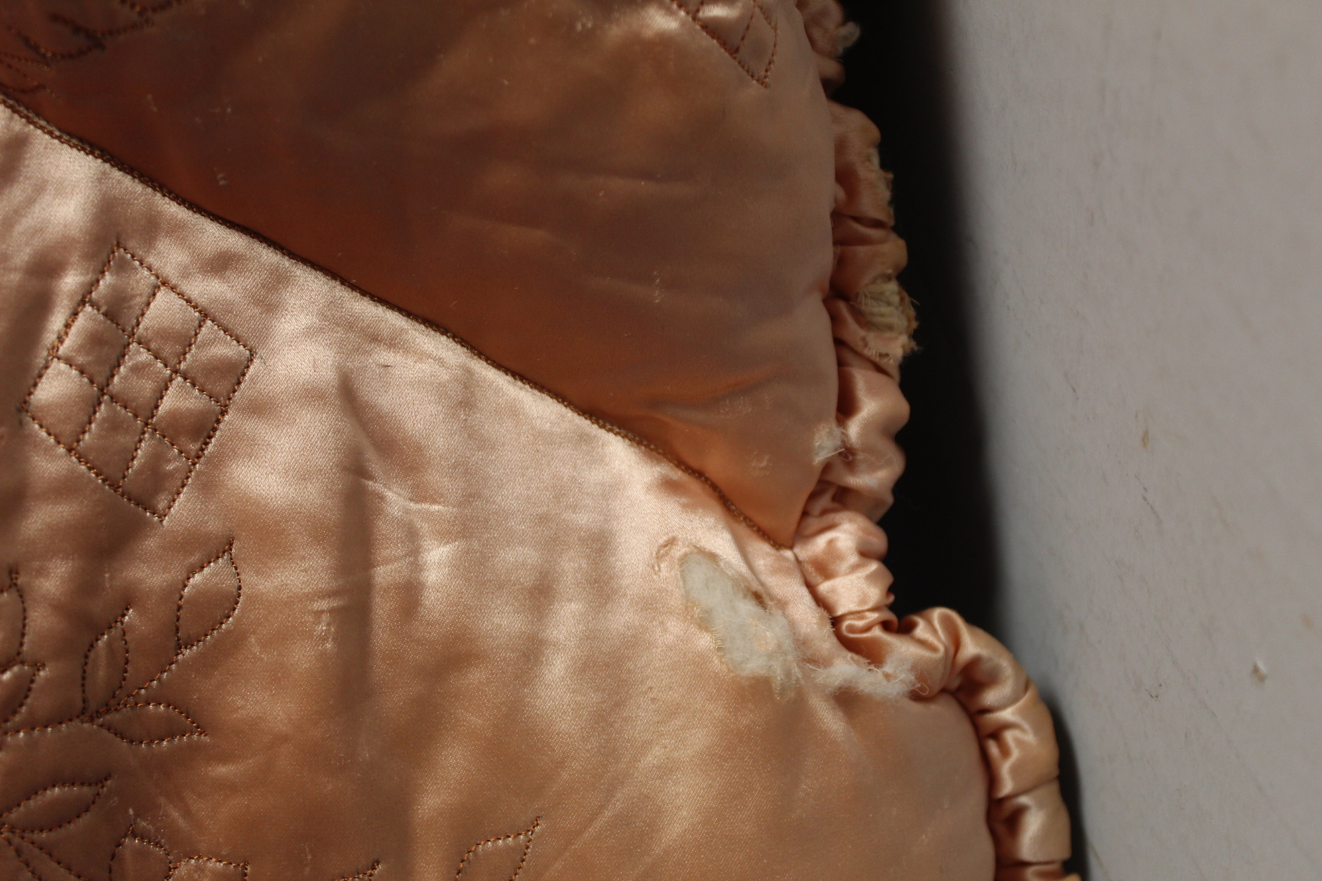 Early 20th century eiderdown of peach satin quilted and embroidered decoration, cotton backed, - Image 6 of 7
