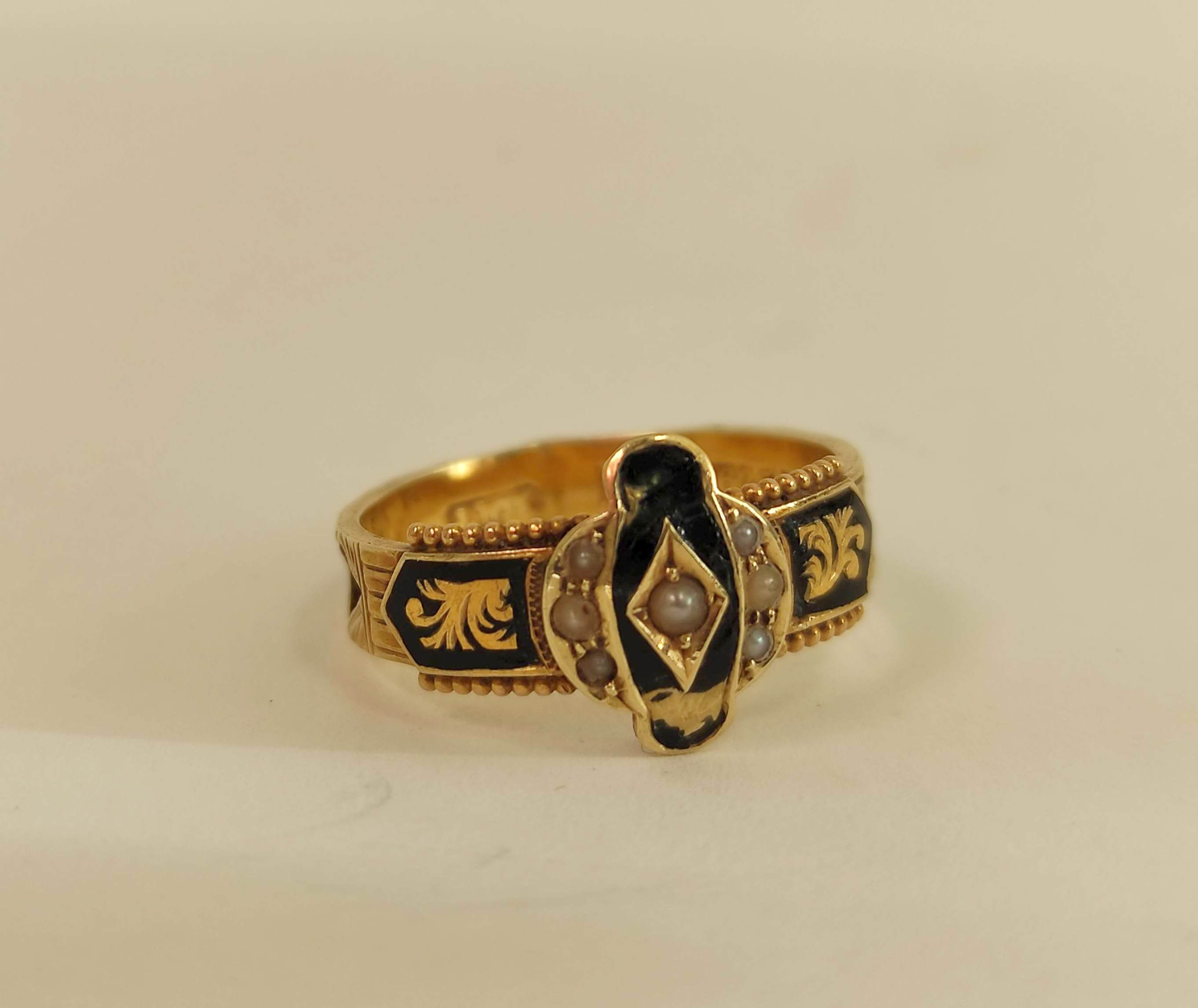 Victorian 15ct gold mourning ring, Chester 1895. Size 'O'. - Image 2 of 4