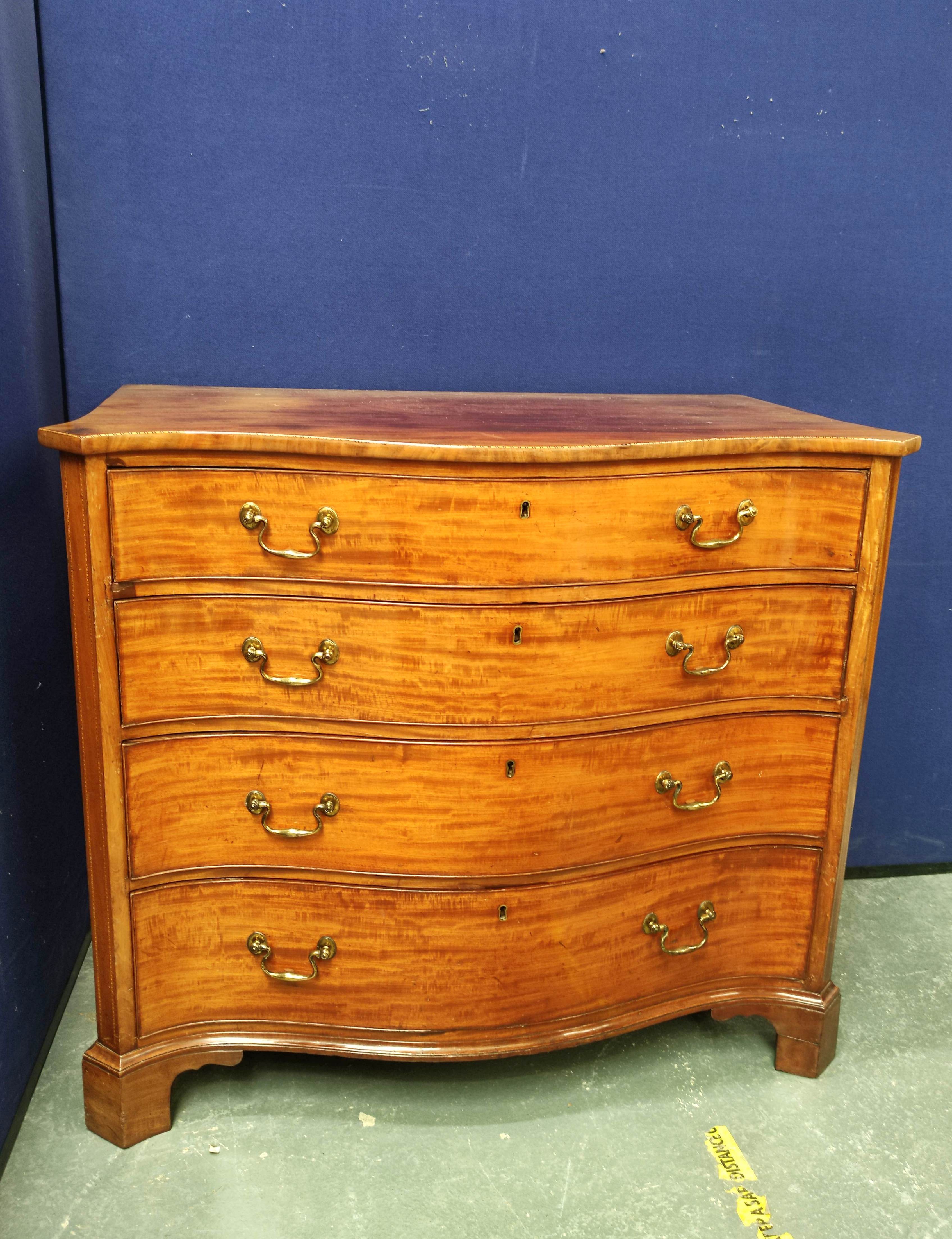 George III mahogany serpentine chest of drawers with four graduated drawers, decorated with
