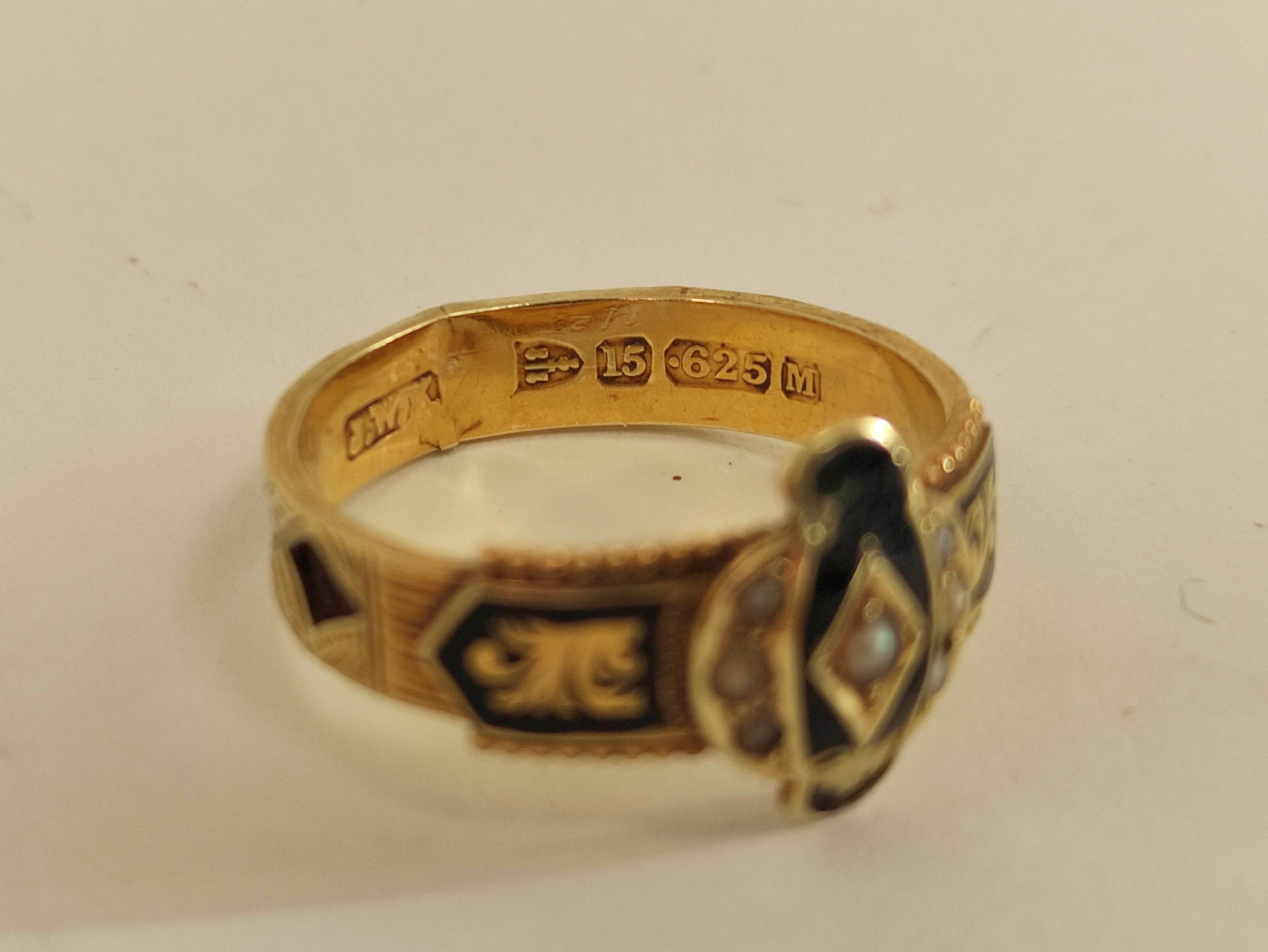 Victorian 15ct gold mourning ring, Chester 1895. Size 'O'. - Image 4 of 4