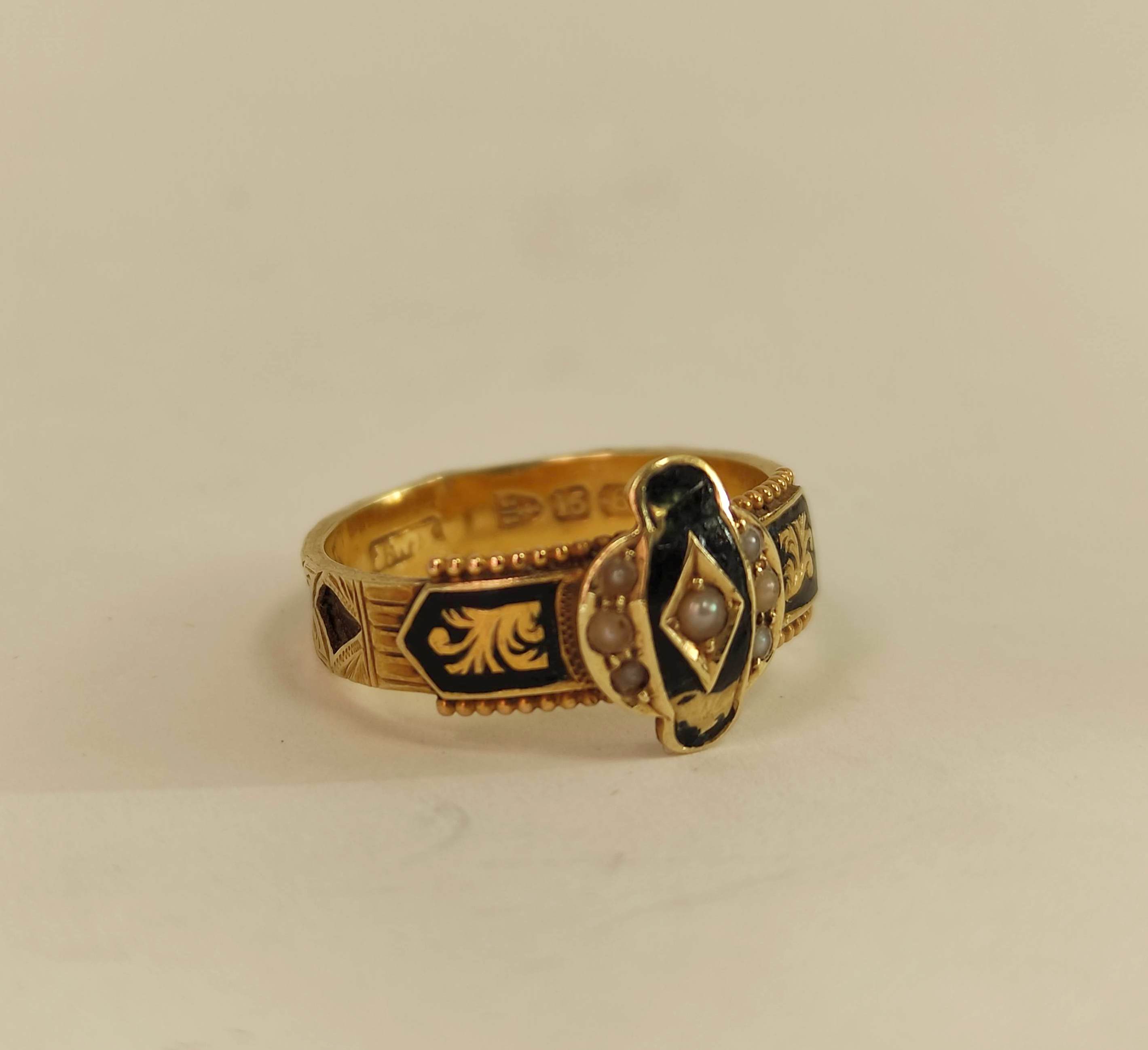 Victorian 15ct gold mourning ring, Chester 1895. Size 'O'.