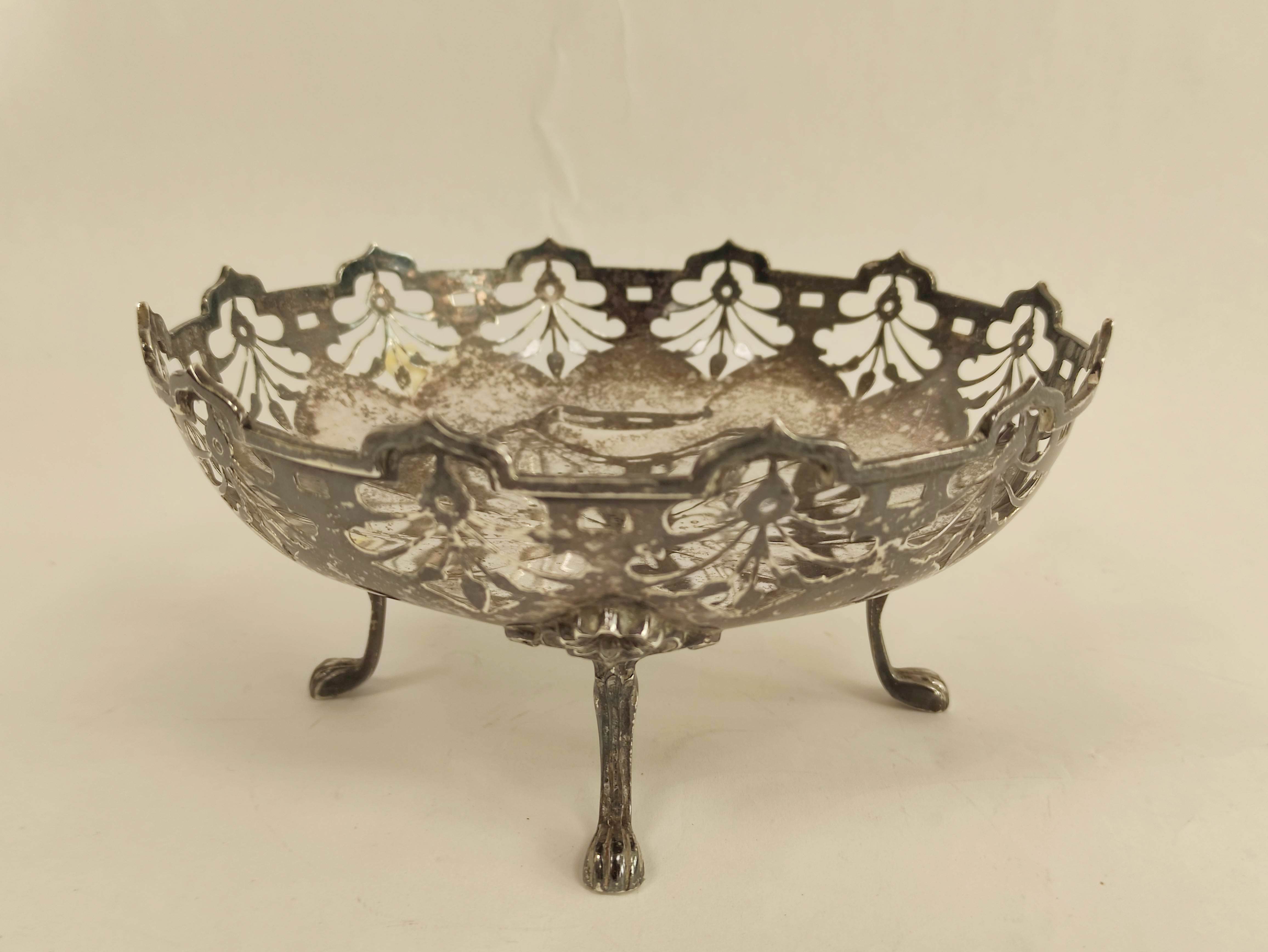 Silver circular fruit bowl with pierced border on scroll supports, Birmingham 1923. 260g/8oz.