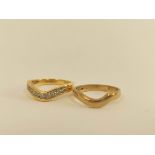 18ct gold ring with wavy row of diamond brilliants and the conforming plain ring. 4.4g