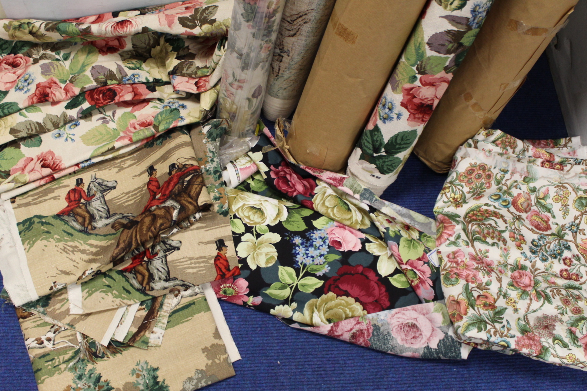 Vintage furnishing textiles: Five rolls of Sanderson printed linen: three with floral decoration - Image 3 of 6