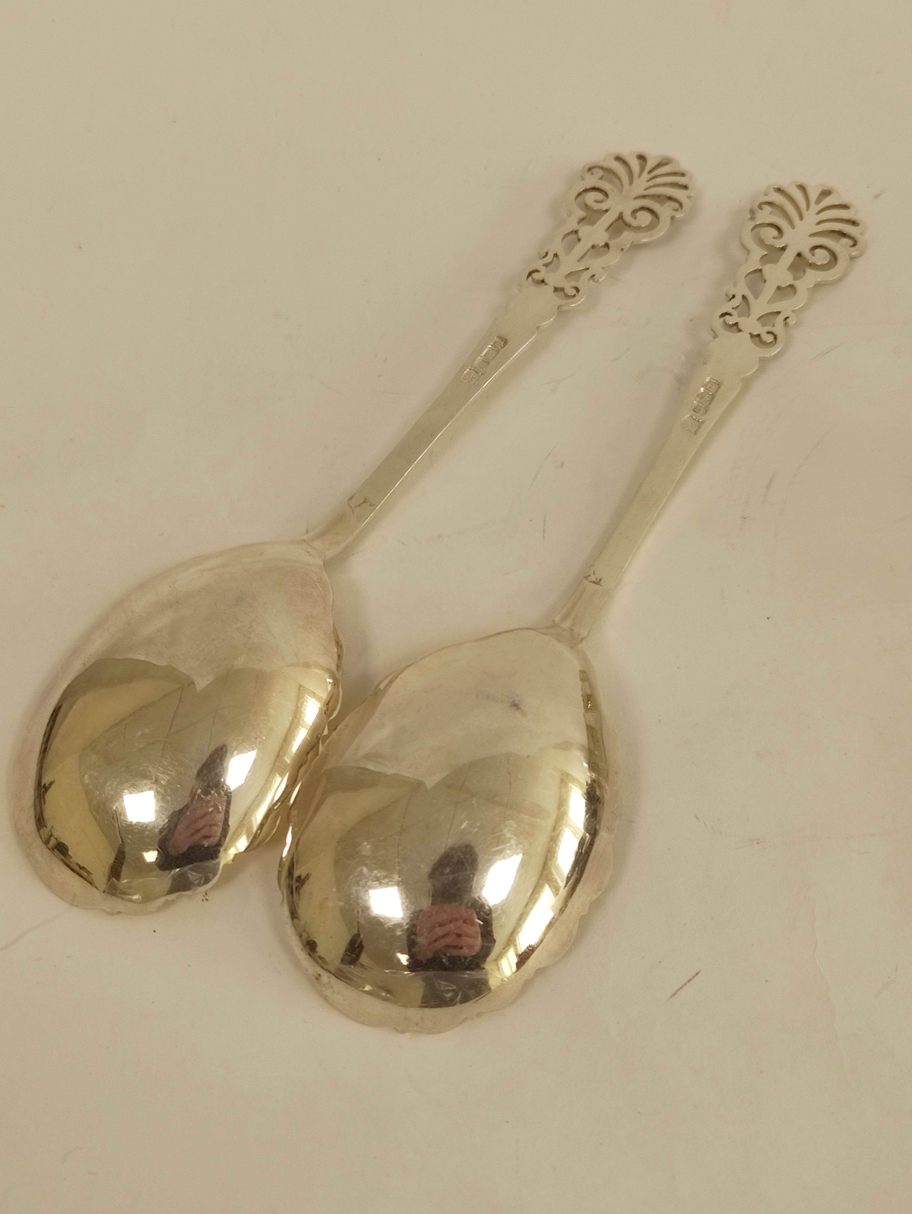 Pair of silver salad servers with engraved pierced terminals, Sheffield 1901, various silver and - Image 3 of 8