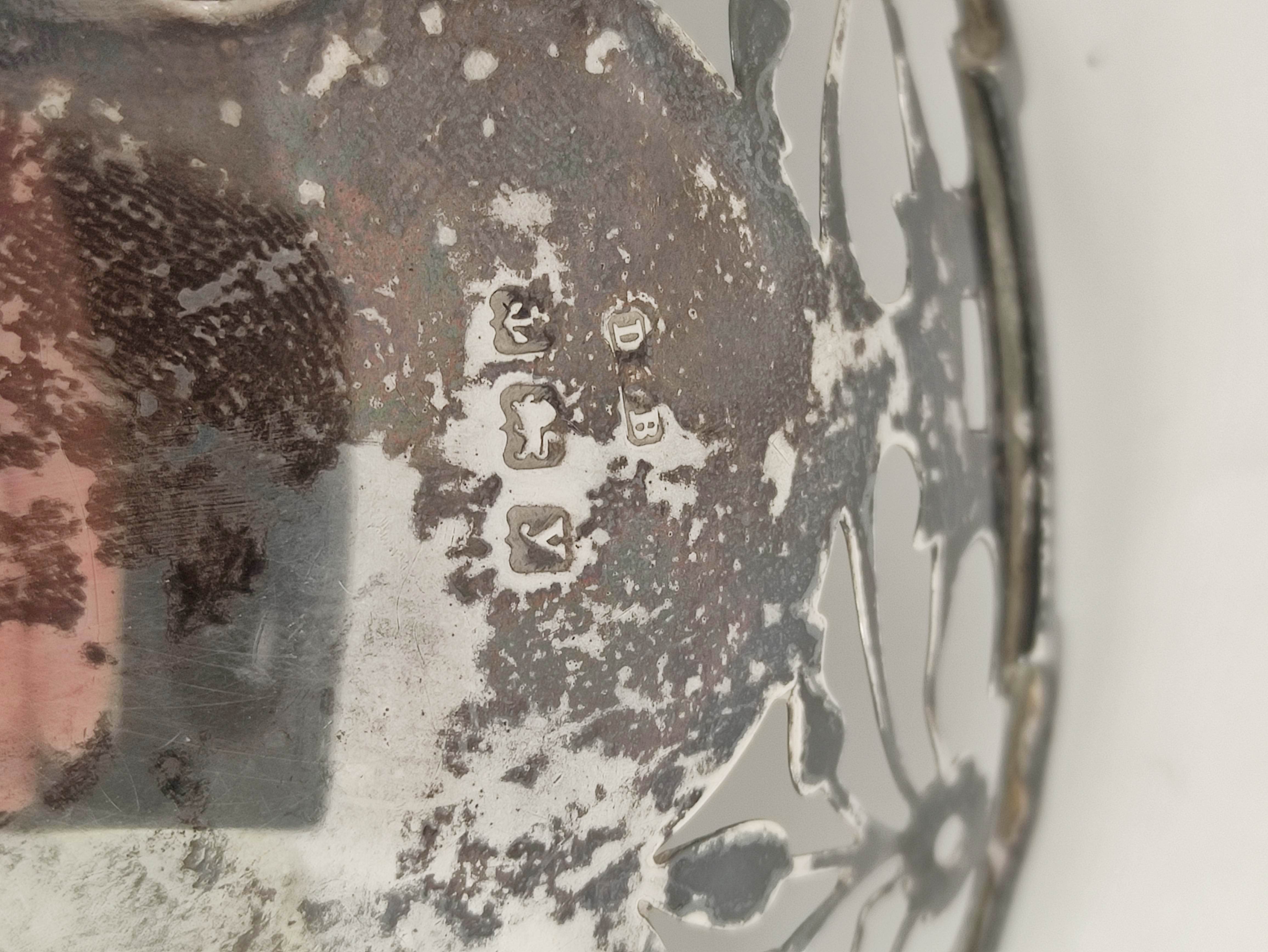 Silver circular fruit bowl with pierced border on scroll supports, Birmingham 1923. 260g/8oz. - Image 4 of 5