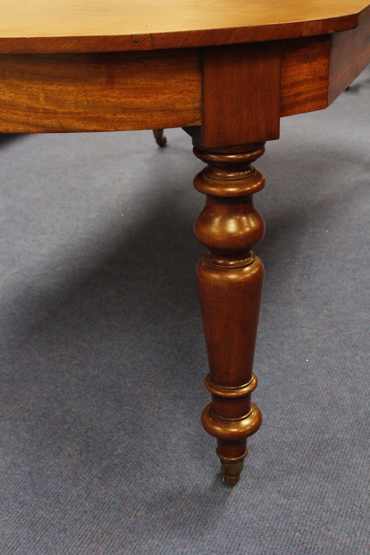 19th century mahogany dining table with curved D ends - Image 4 of 5