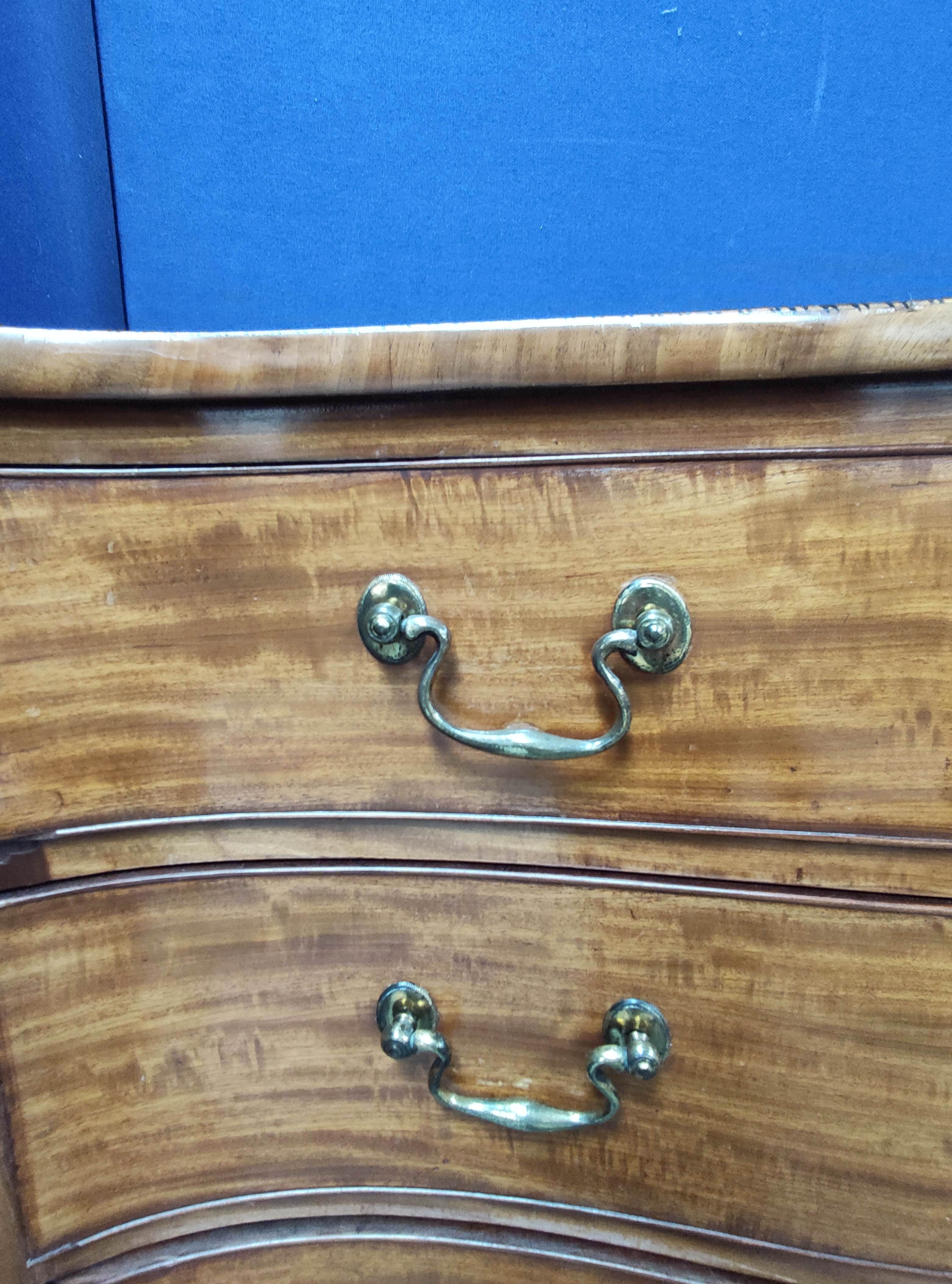 George III mahogany serpentine chest of drawers with four graduated drawers, decorated with - Image 4 of 12