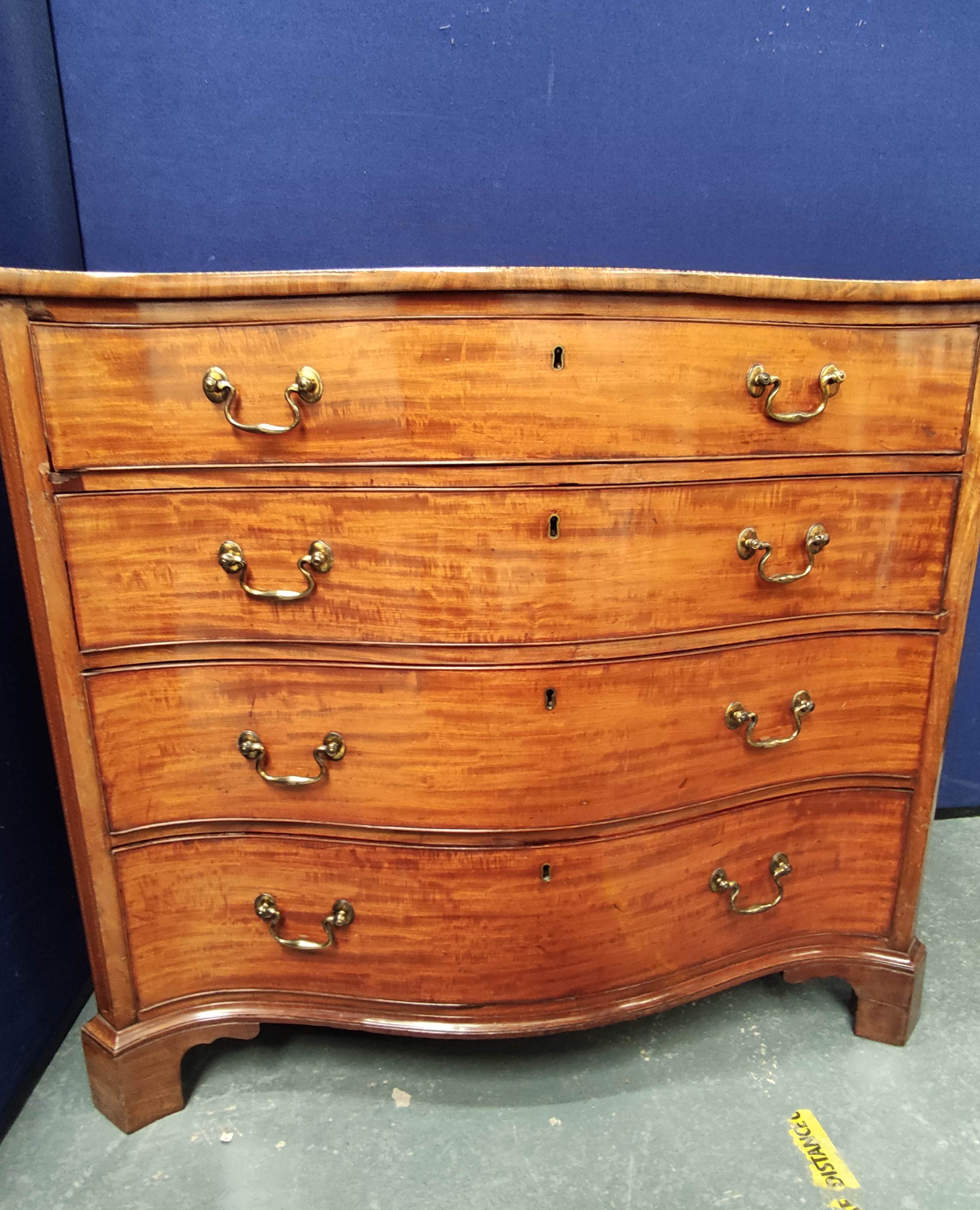 George III mahogany serpentine chest of drawers with four graduated drawers, decorated with - Image 3 of 12