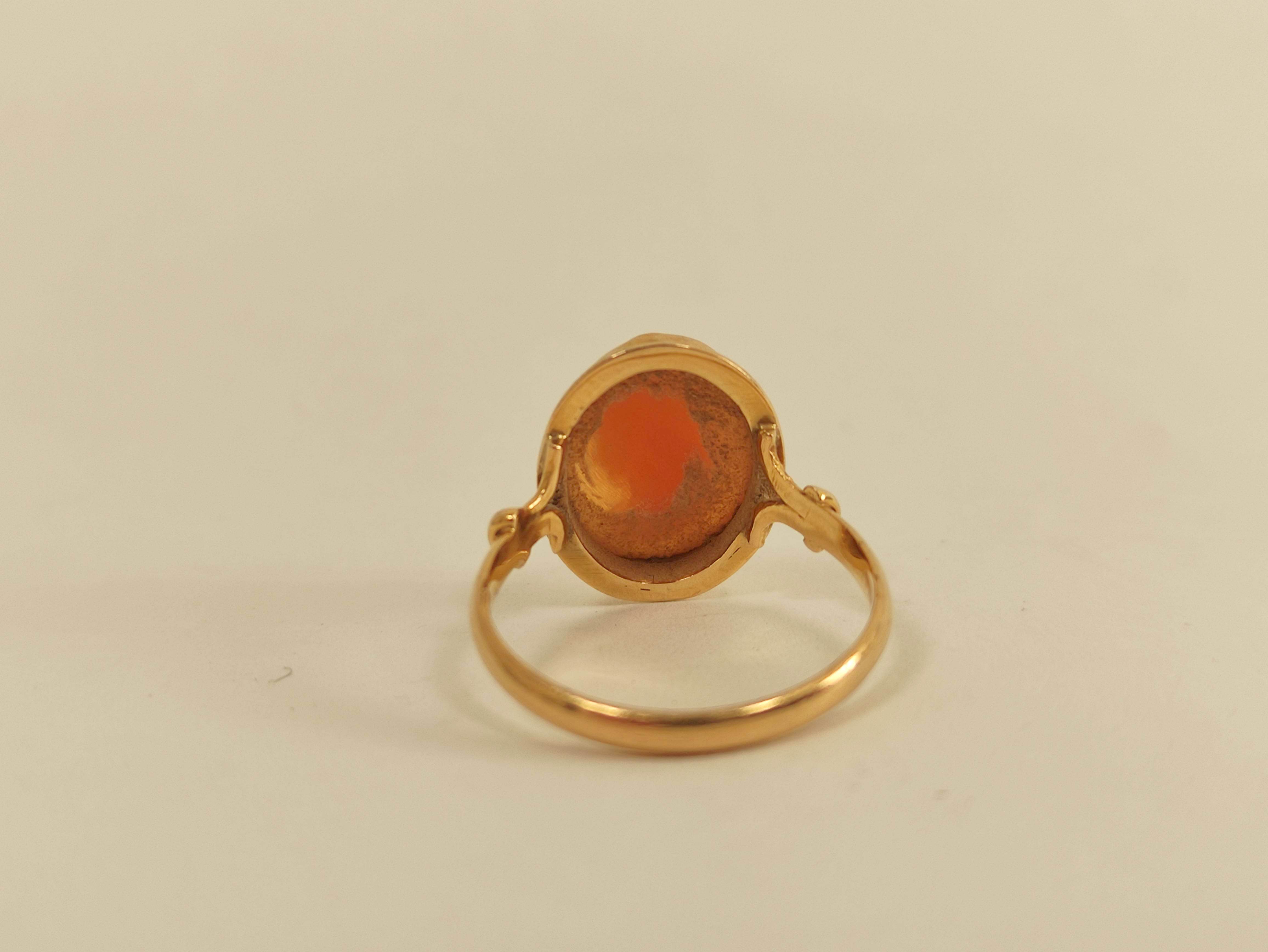 Cameo ring in gold '750'. Size 'J½'. - Image 3 of 4