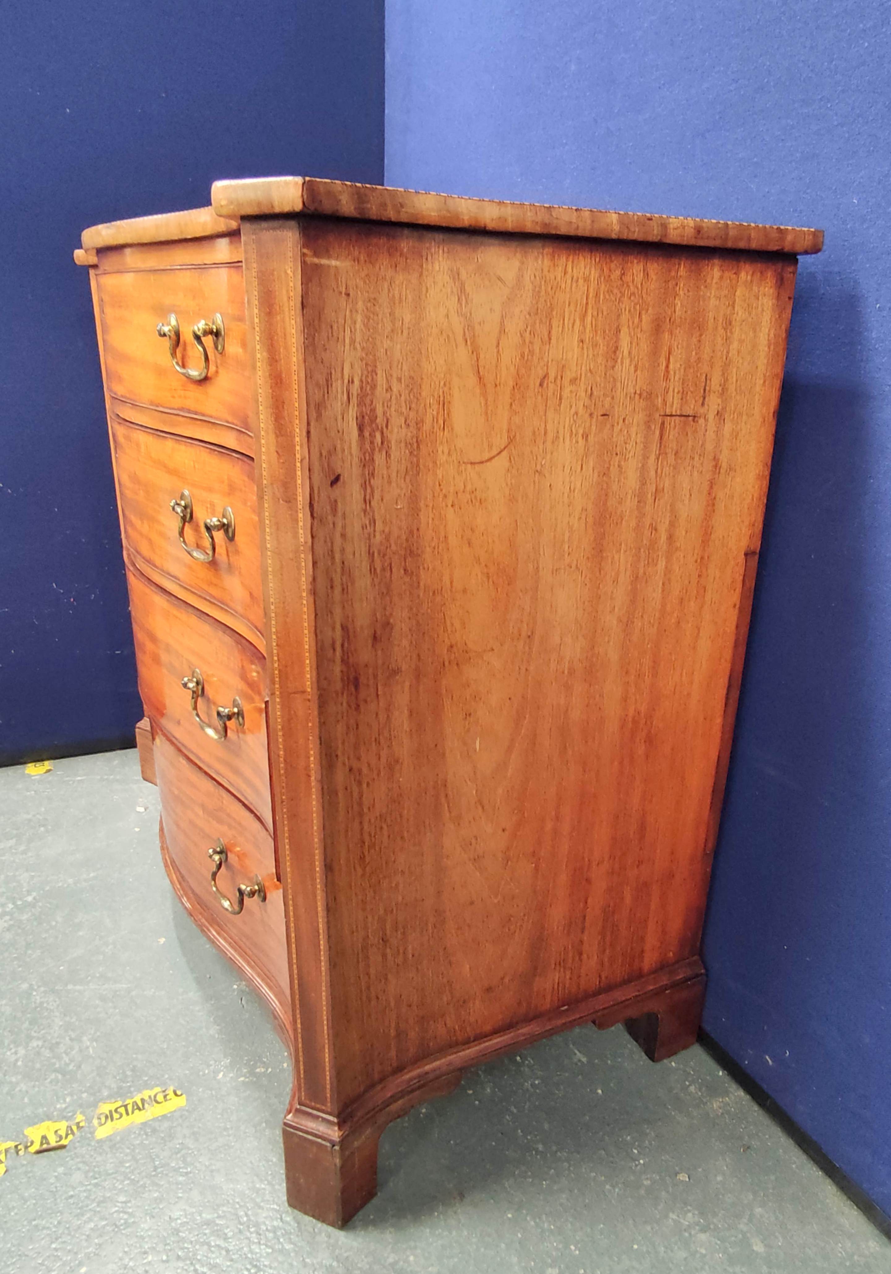 George III mahogany serpentine chest of drawers with four graduated drawers, decorated with - Image 5 of 12