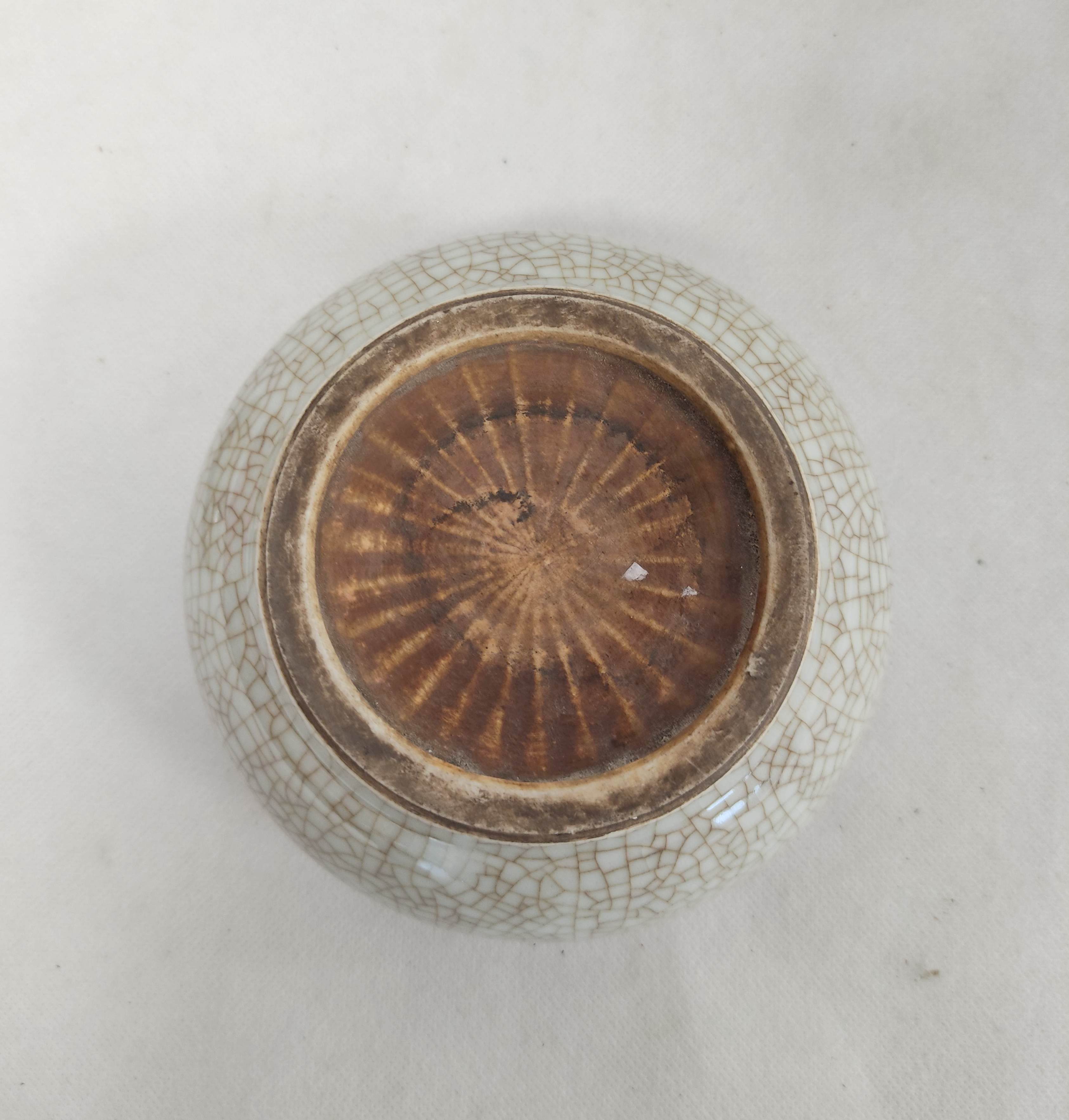 19th century Chinese grey porcelain crackle ware bowl and cover, 10cm high and a red glazed saucer - Image 4 of 8