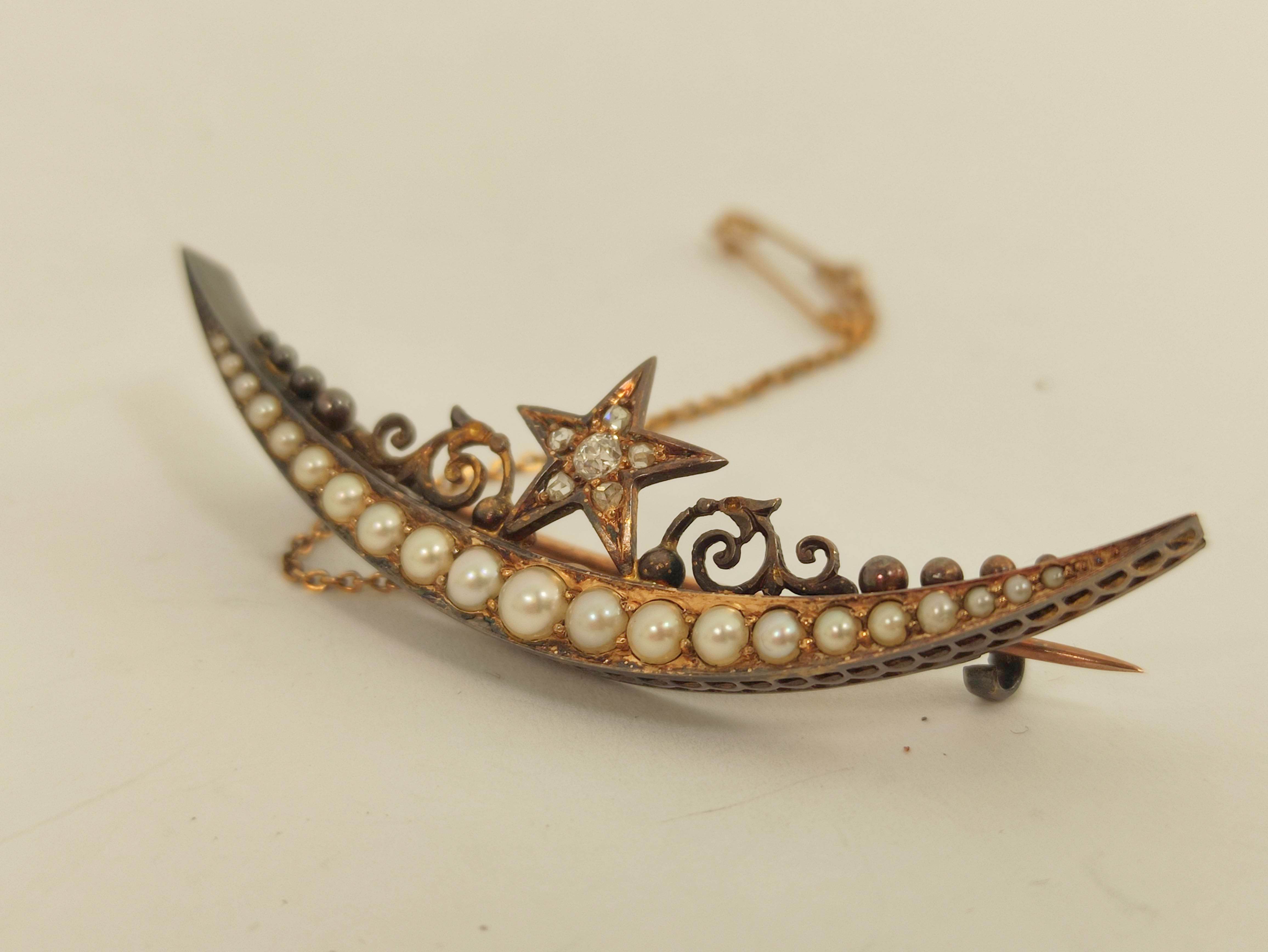 Victorian gold crescent brooch with graduated pearls and diamond set star. 5.4g. - Image 2 of 4