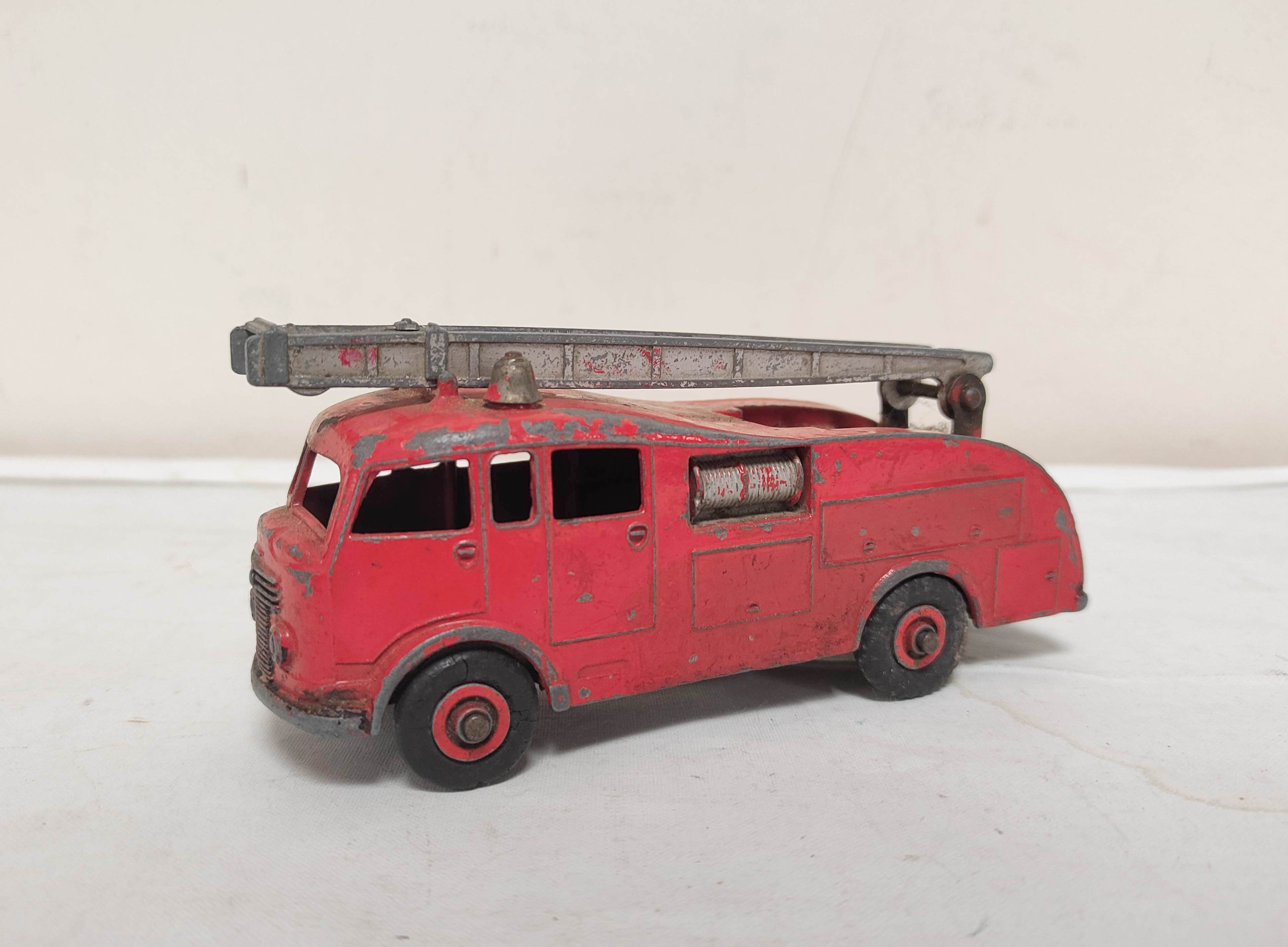 Collection of vintage die-cast toys to include a Dinky Supertoys Fire Engine 955, a Corgi Studebaker - Image 3 of 6