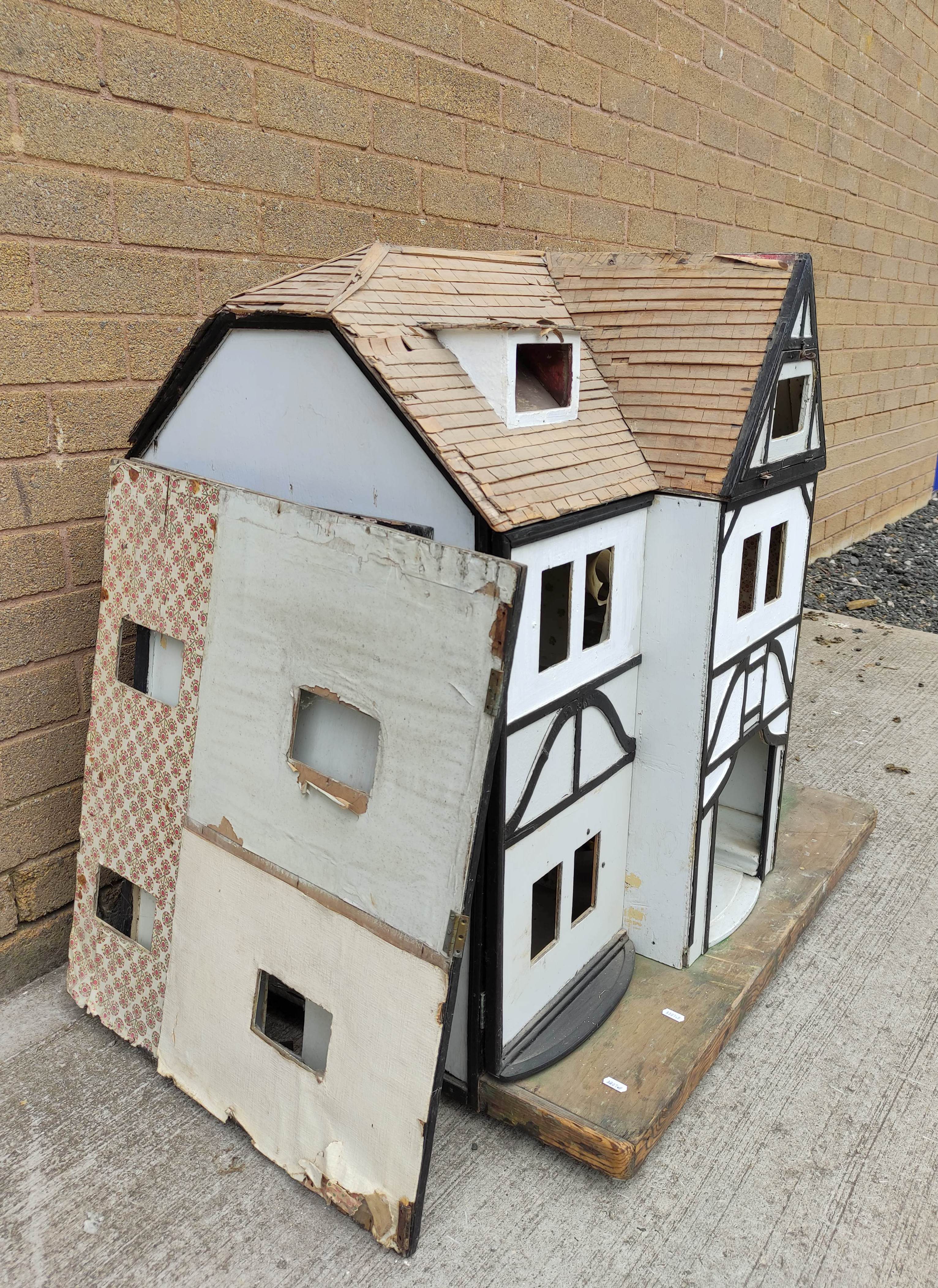 Vintage child's doll's house in need of restoration with traces of electric fittings and balsa - Image 3 of 7