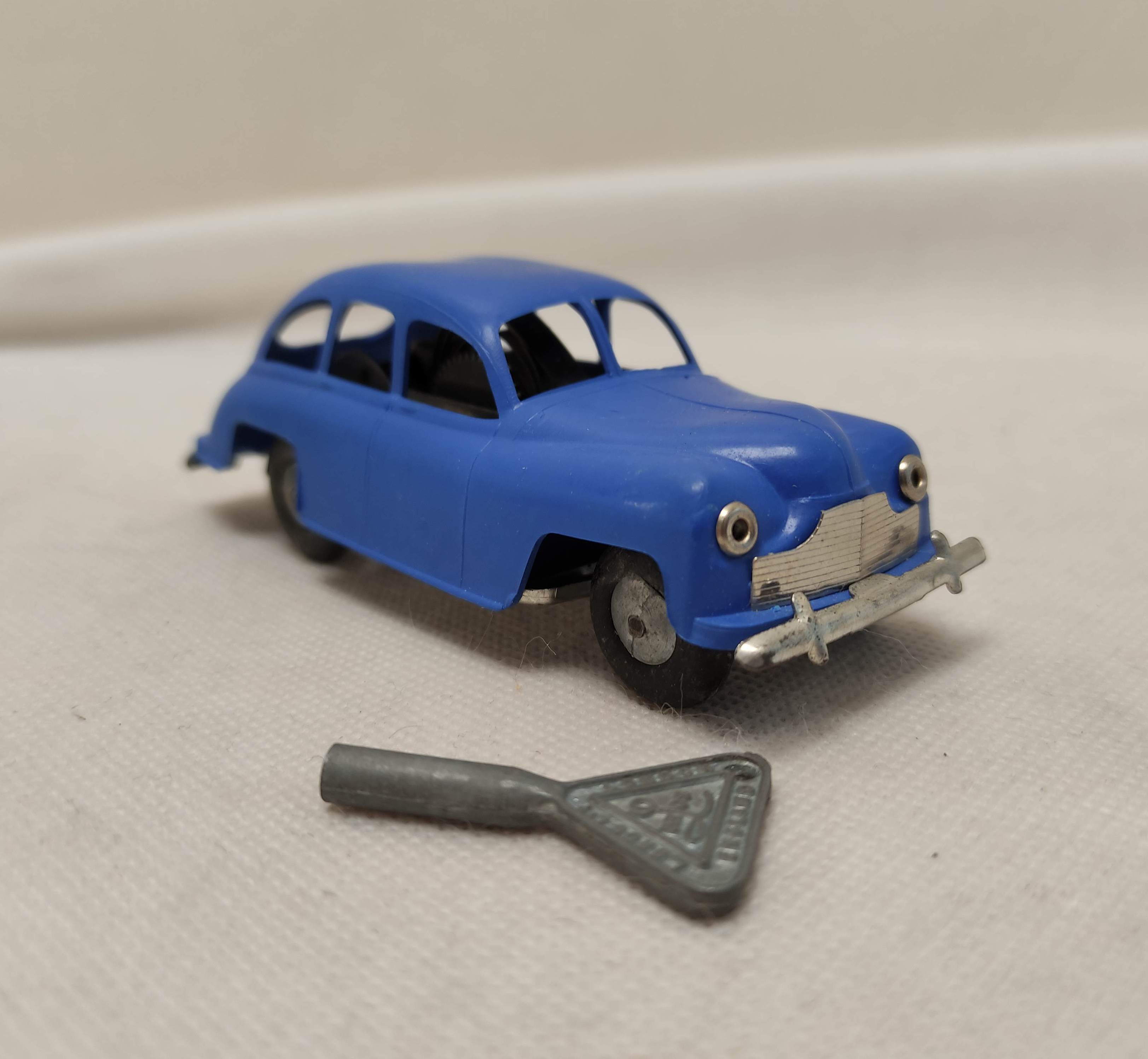 Tri-ang Minic Standard Vanguard clockwork car with blue plastic body. Complete with original box and - Image 4 of 7