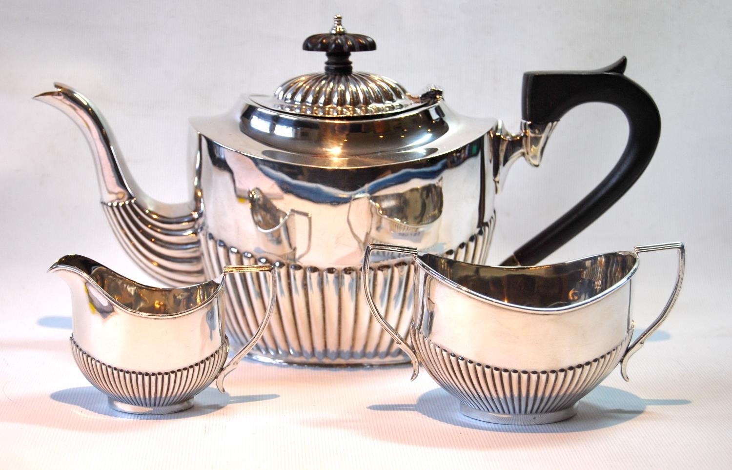 Silver three-piece tea set, oval fluted, Chester and Birmingham 1904/5, 495g or 15½oz.