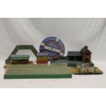 Bing (BW) of German O gauge tinplate station 34cm long, two Hornby Series (pre-war?) O gauge tin