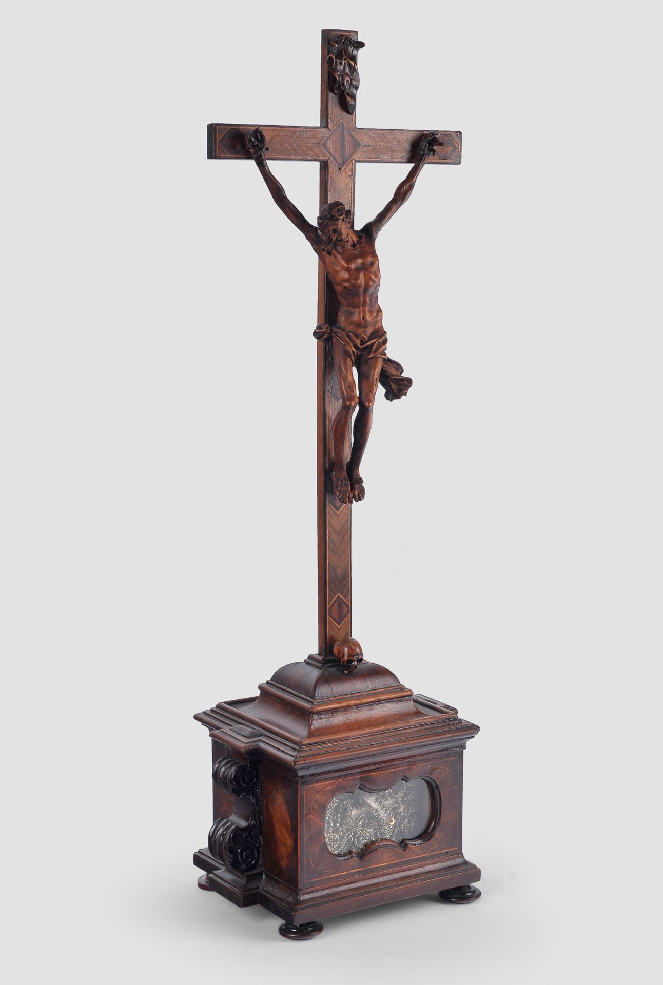 Standkreuz, Süddeutsch, um 1750, Nussholz - Image 2 of 6